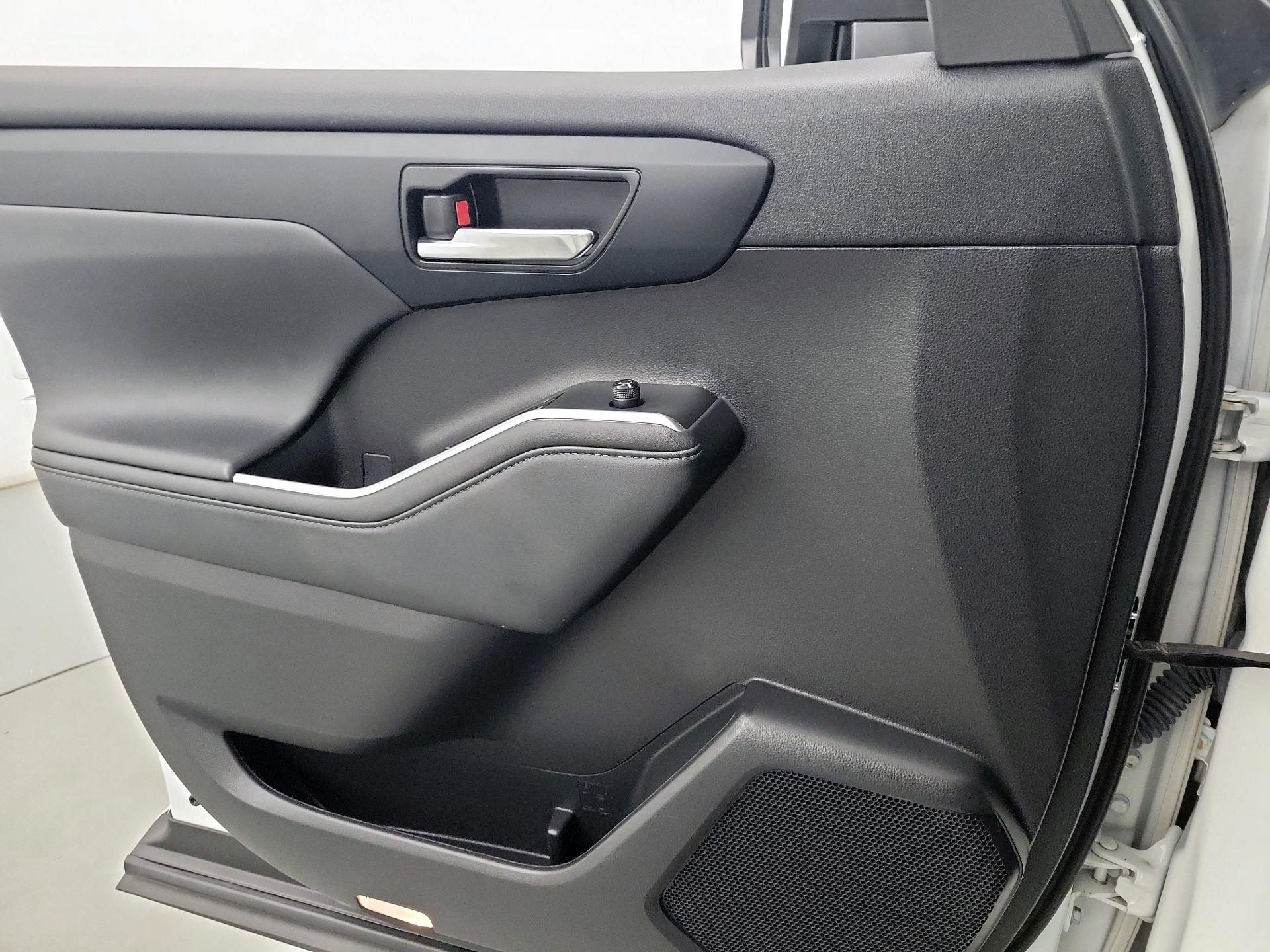 Thumbnail: 2022 Toyota Highlander - 12