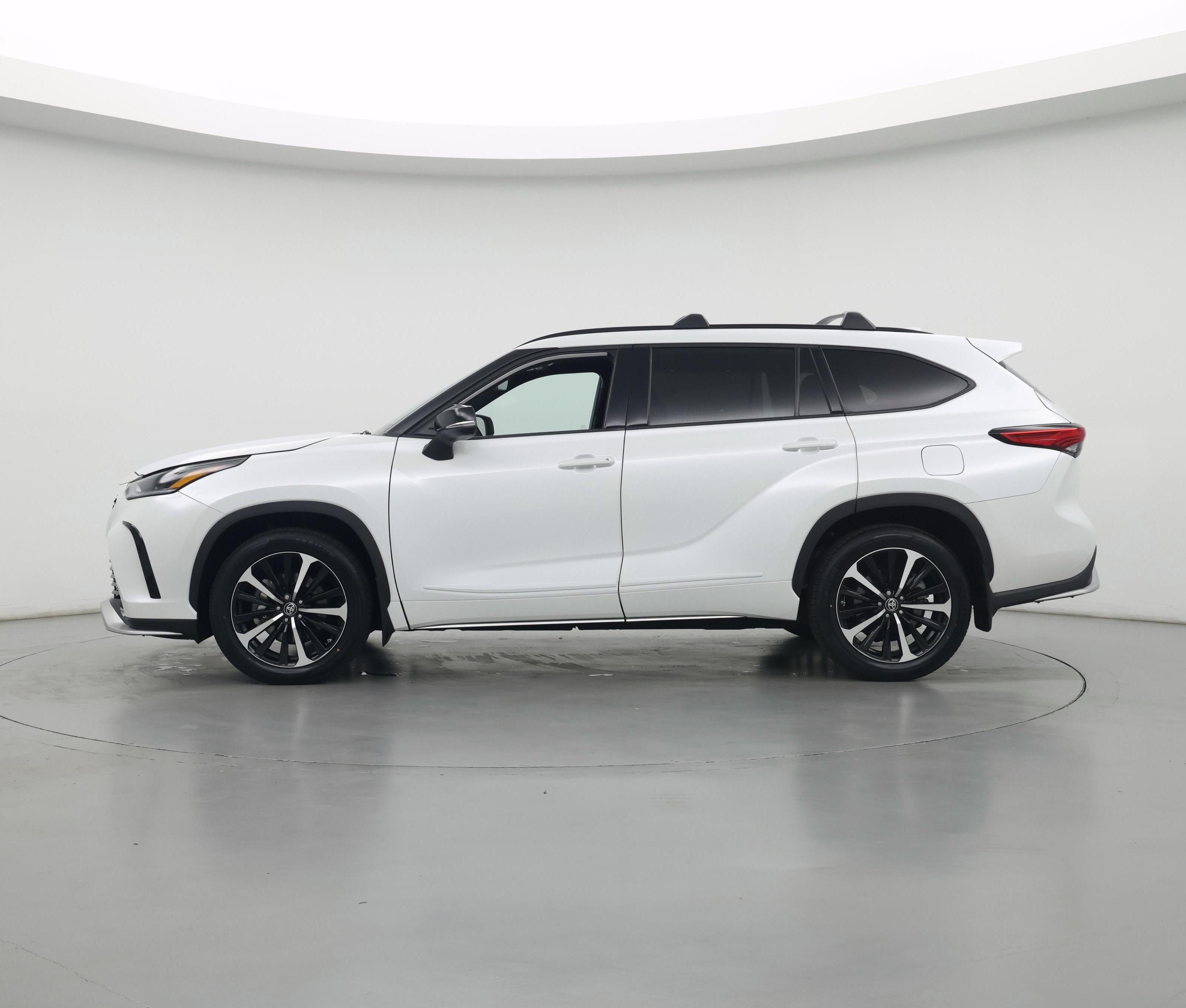 Thumbnail: 2022 Toyota Highlander - 3