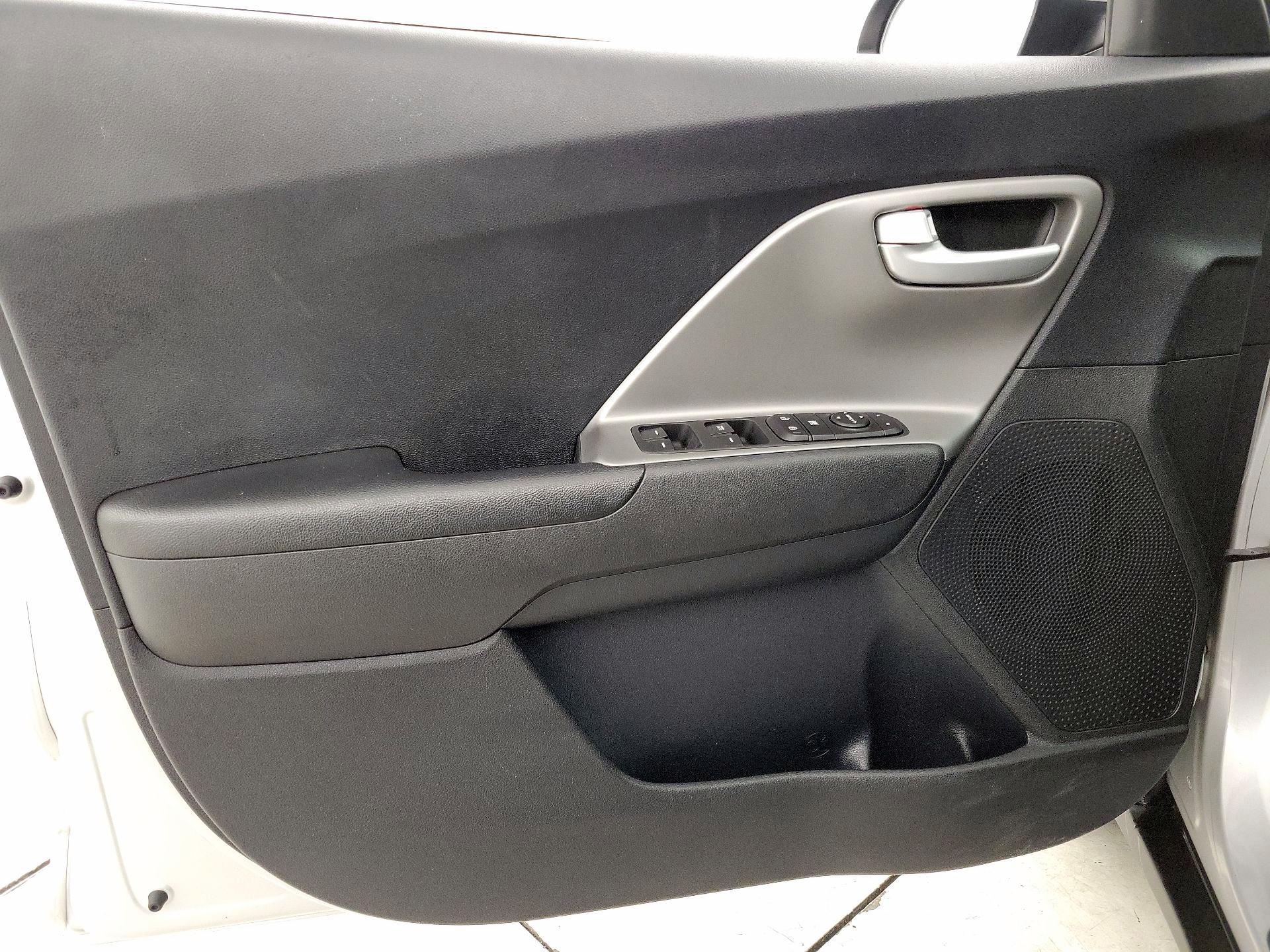 Thumbnail: 2020 Kia Niro - 12