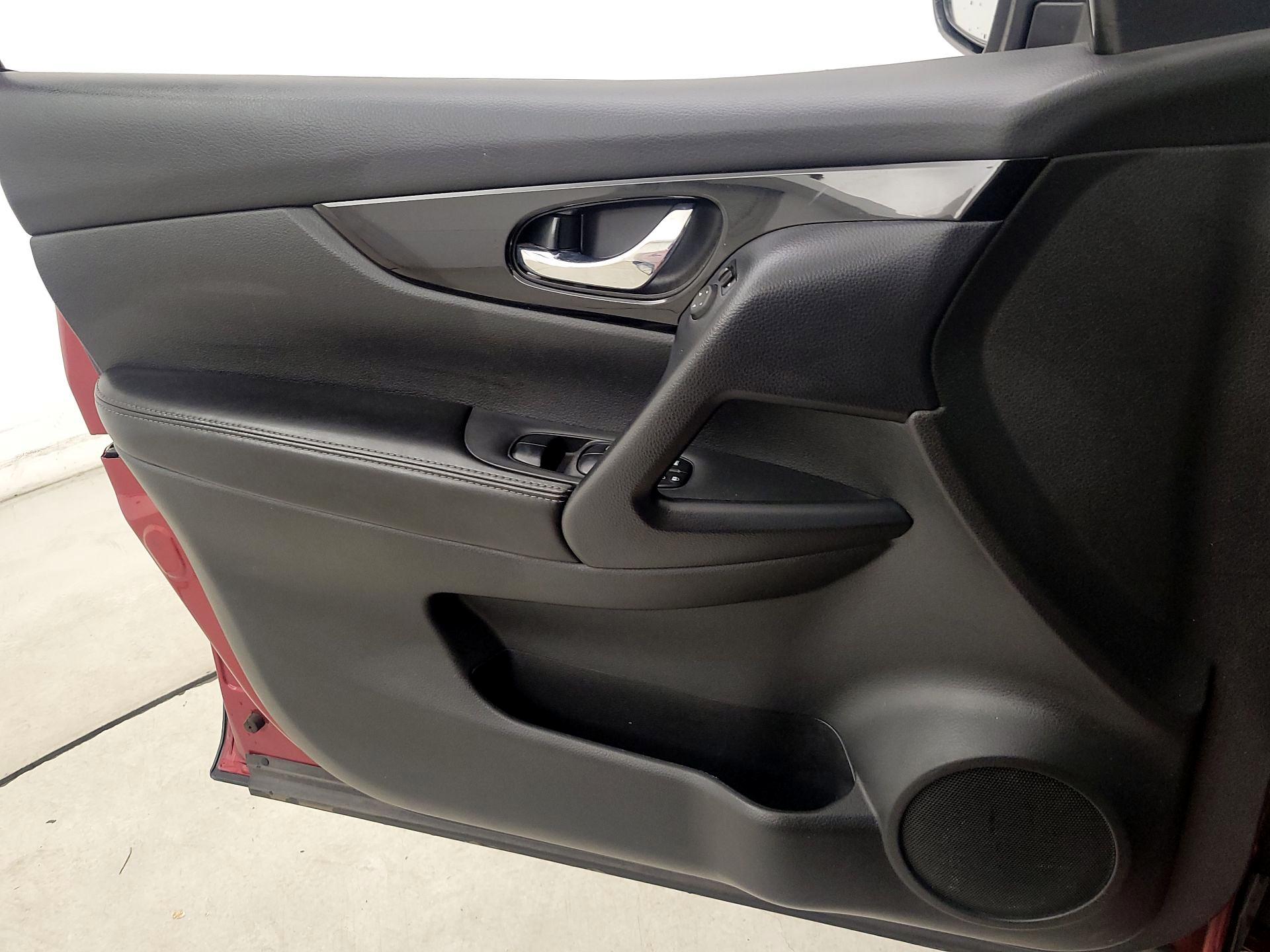 Thumbnail: 2021 Nissan Rogue Sport - 12