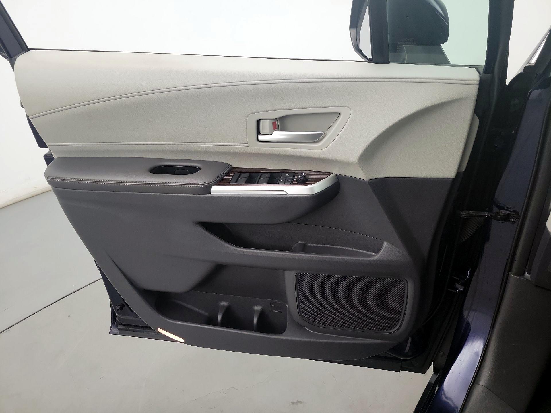 Thumbnail: 2022 Toyota Sienna - 12