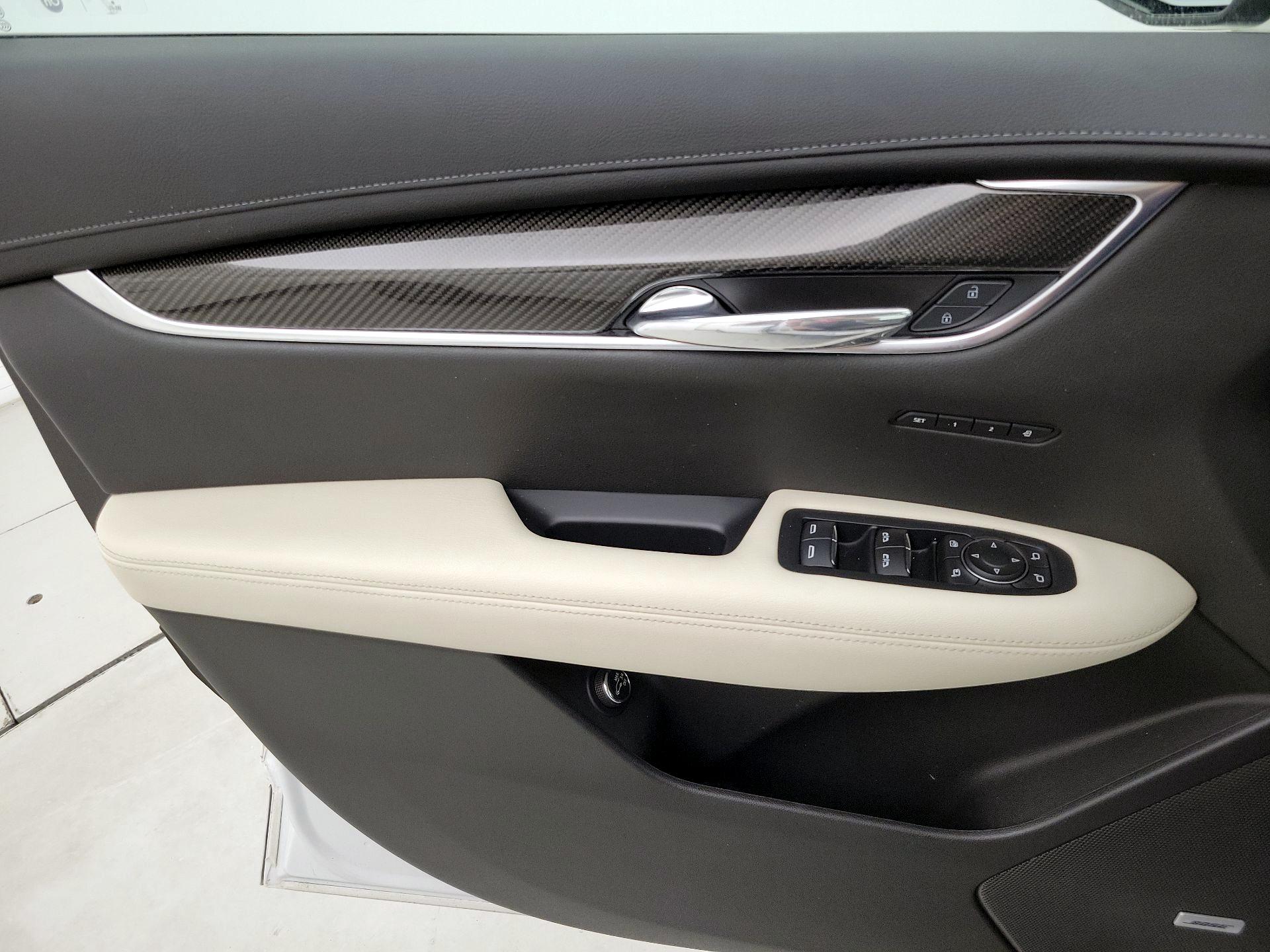 Thumbnail: 2022 Cadillac XT6 - 12