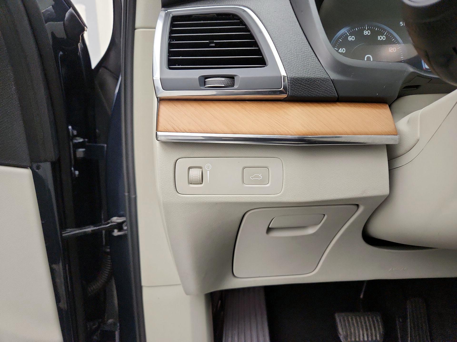 Thumbnail: 2022 Volvo XC90 - 13