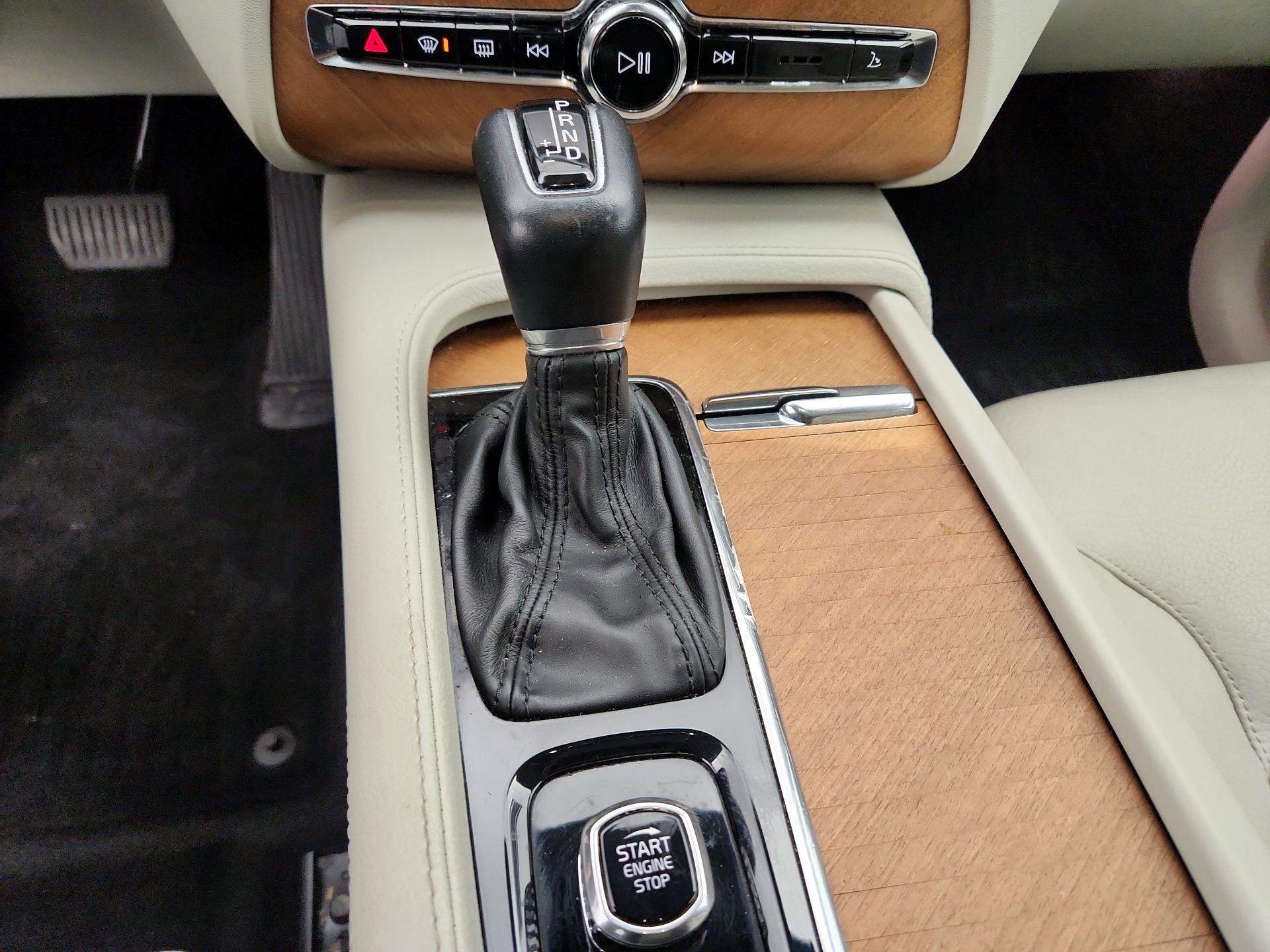 Thumbnail: 2022 Volvo XC90 - 17