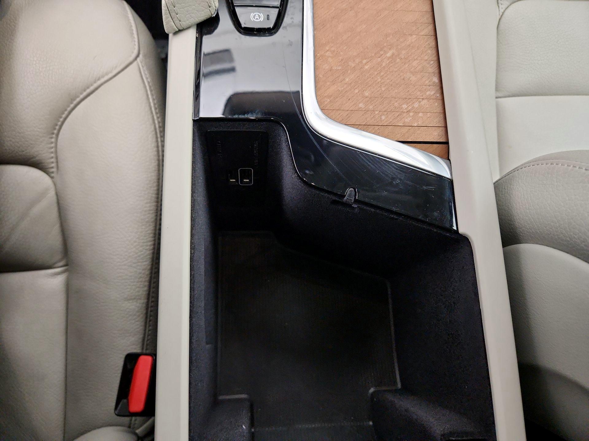 Thumbnail: 2022 Volvo XC90 - 18