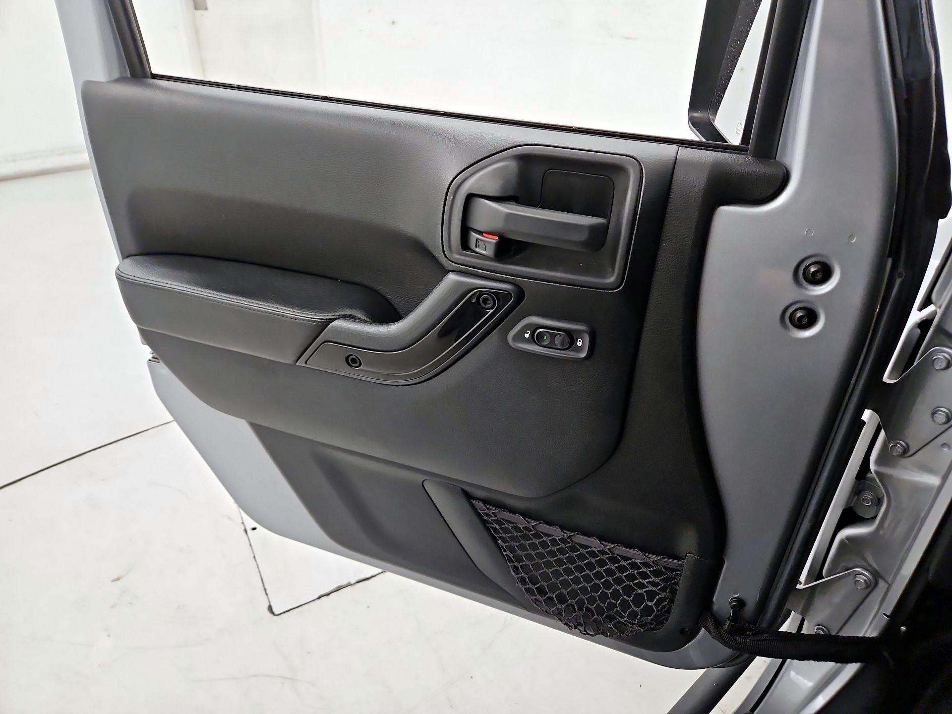 Thumbnail: 2015 Jeep Wrangler - 12