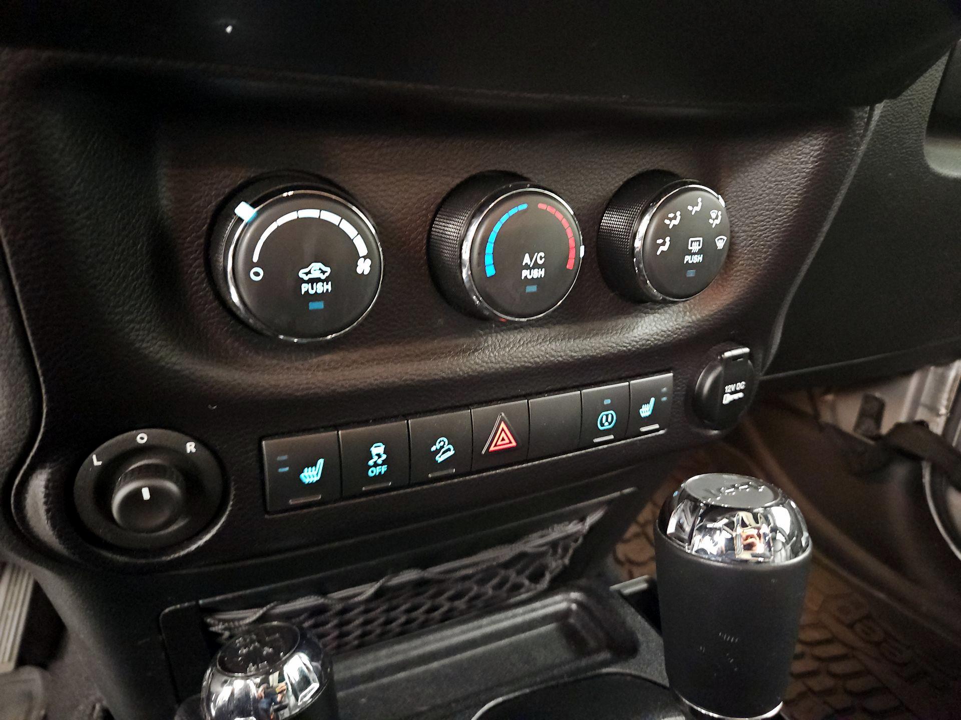 Thumbnail: 2015 Jeep Wrangler - 15