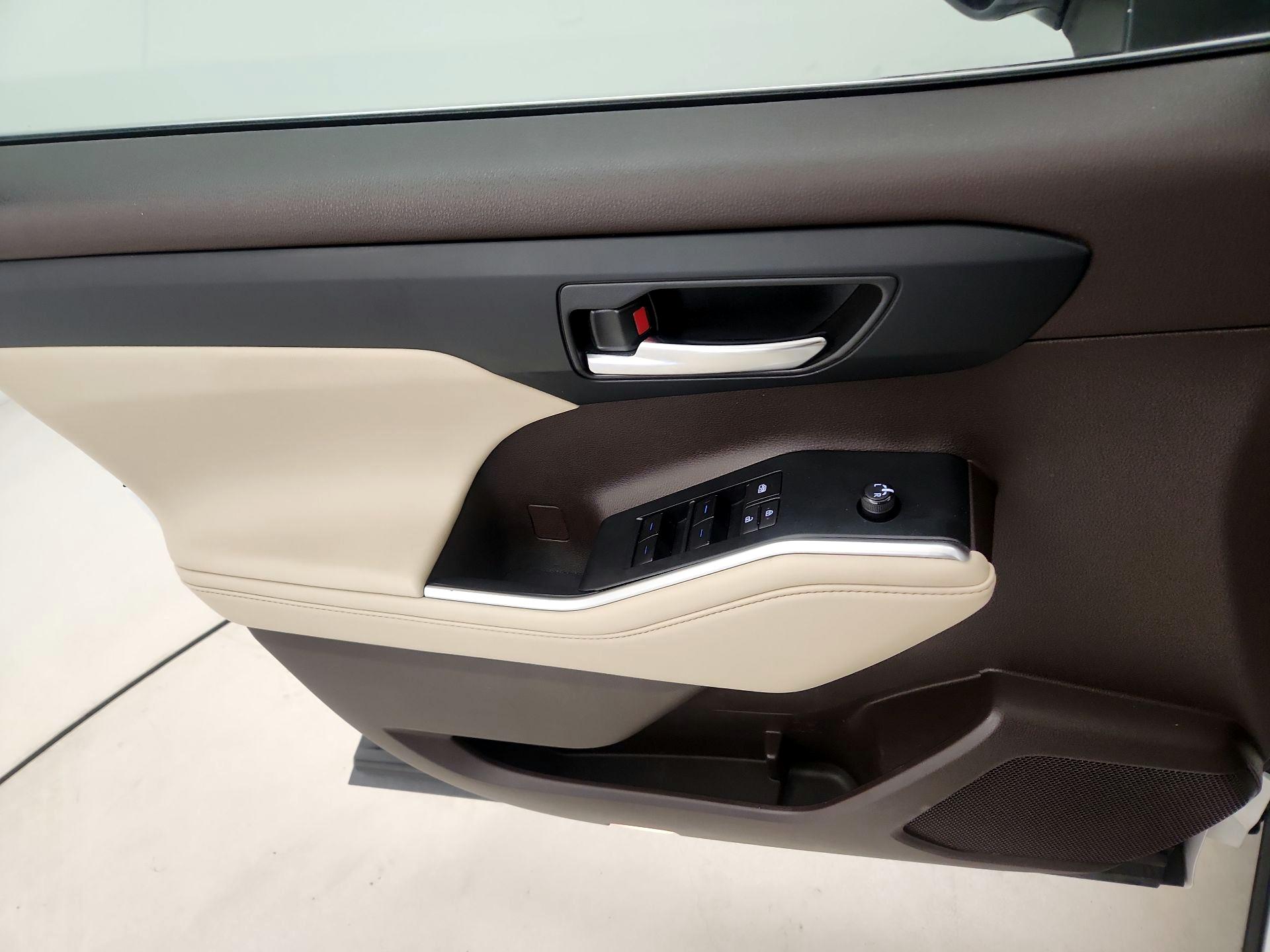 Thumbnail: 2022 Toyota Highlander - 12