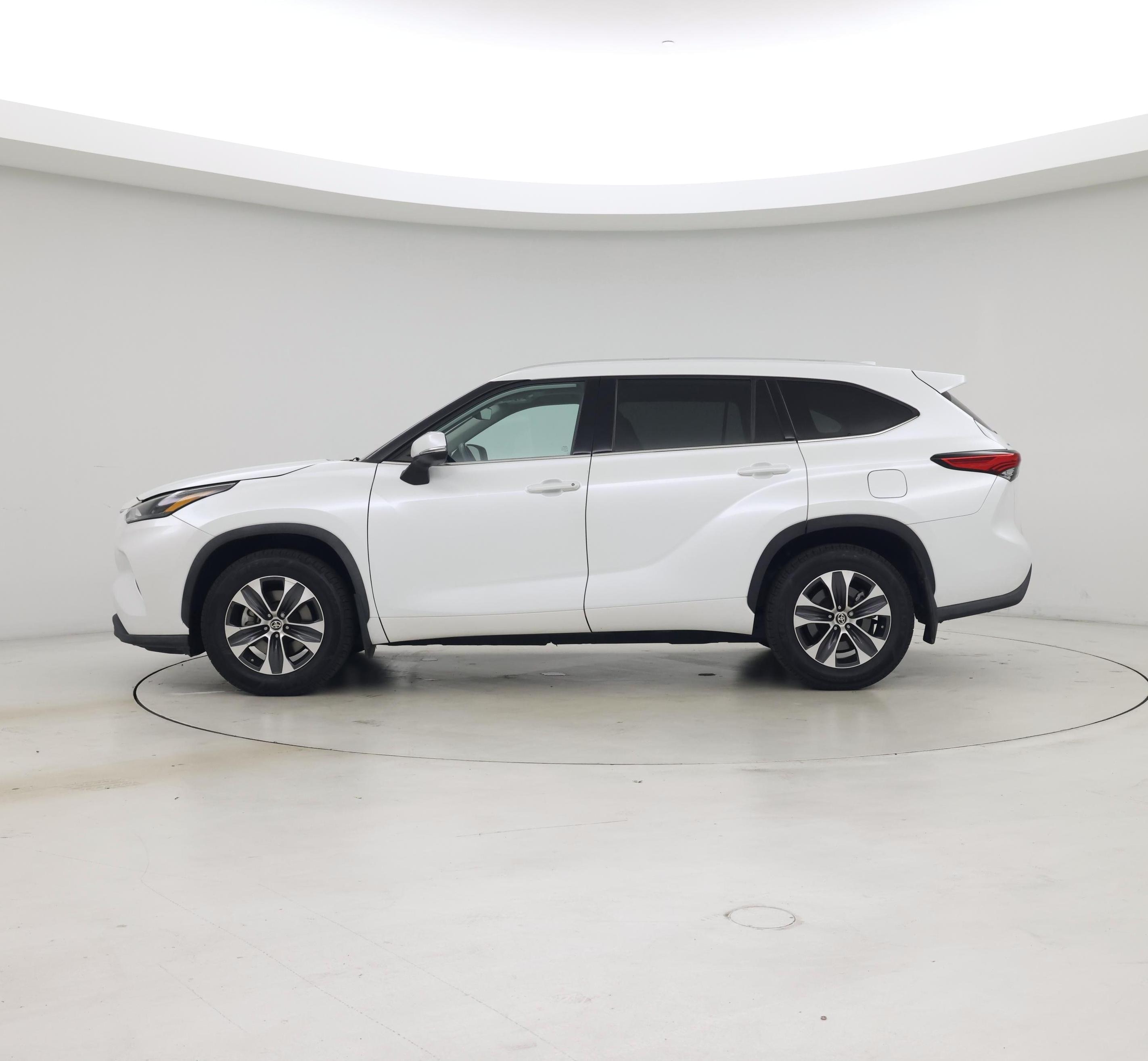 Thumbnail: 2022 Toyota Highlander - 3