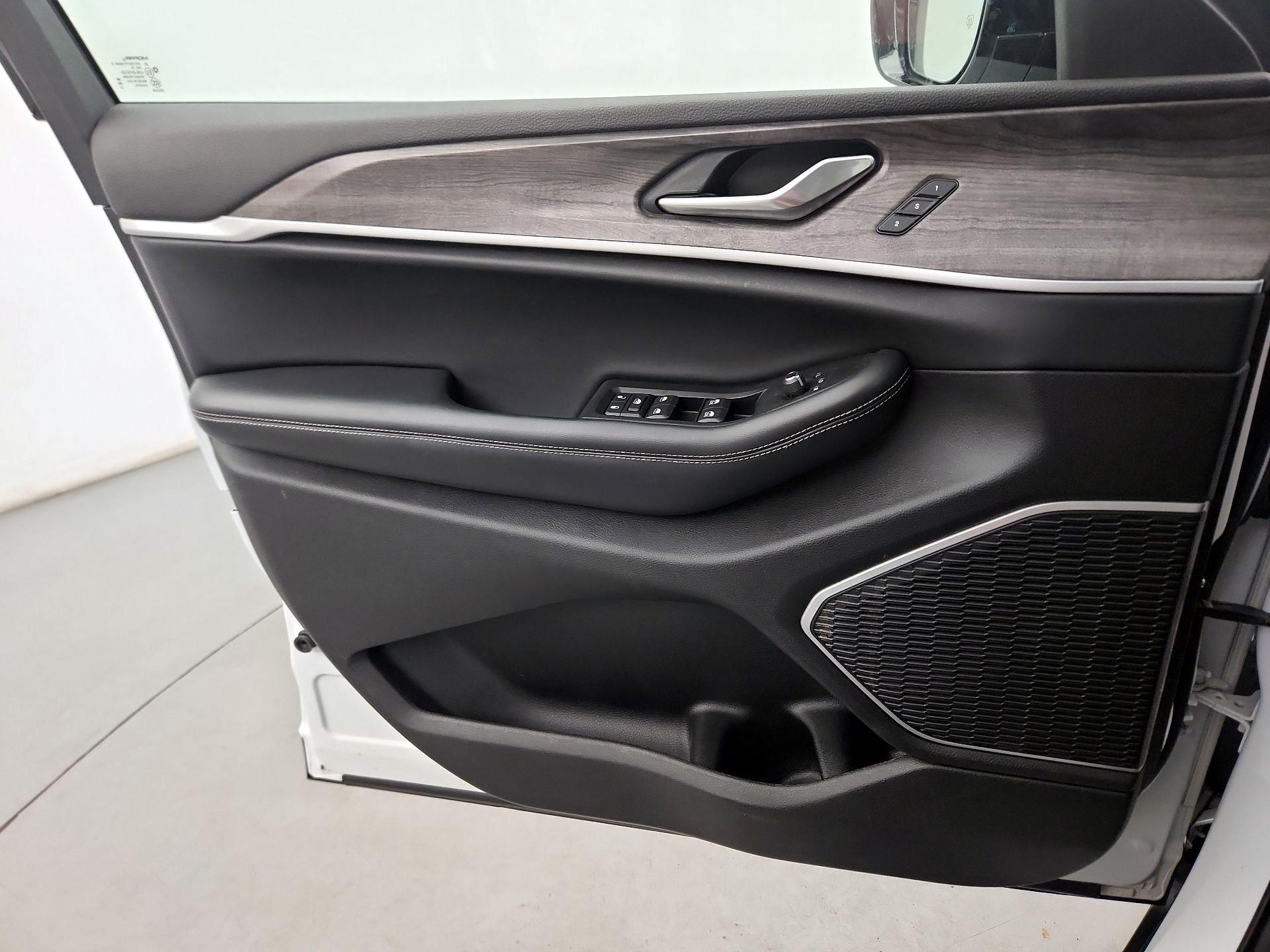 Thumbnail: 2022 Jeep Grand Cherokee - 10