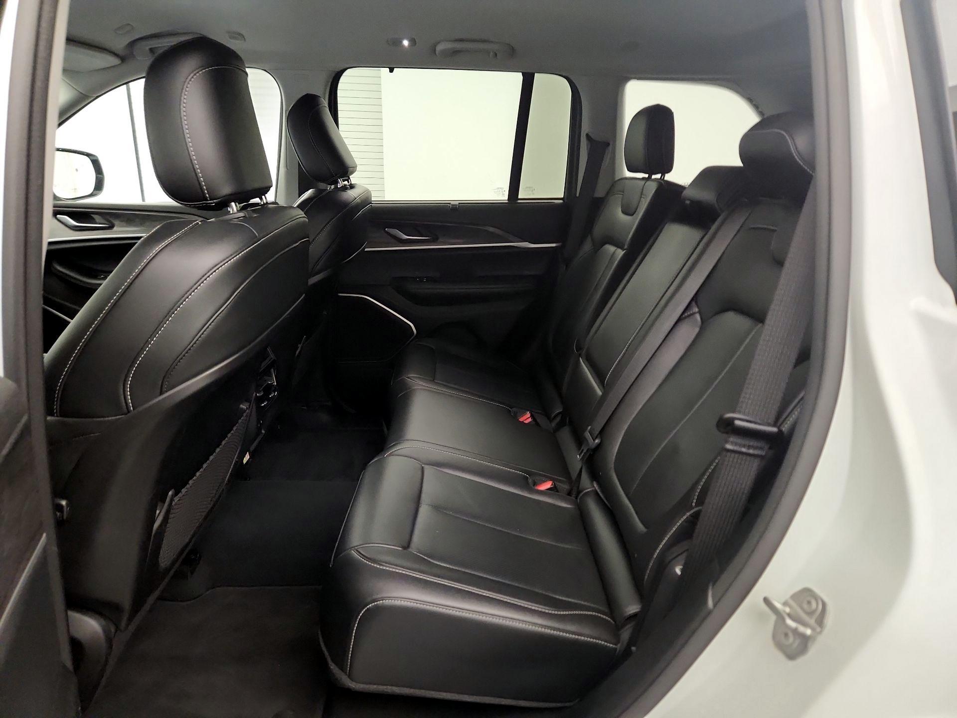 Thumbnail: 2022 Jeep Grand Cherokee - 17