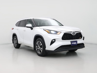White 2023 Toyota Highlander XLE