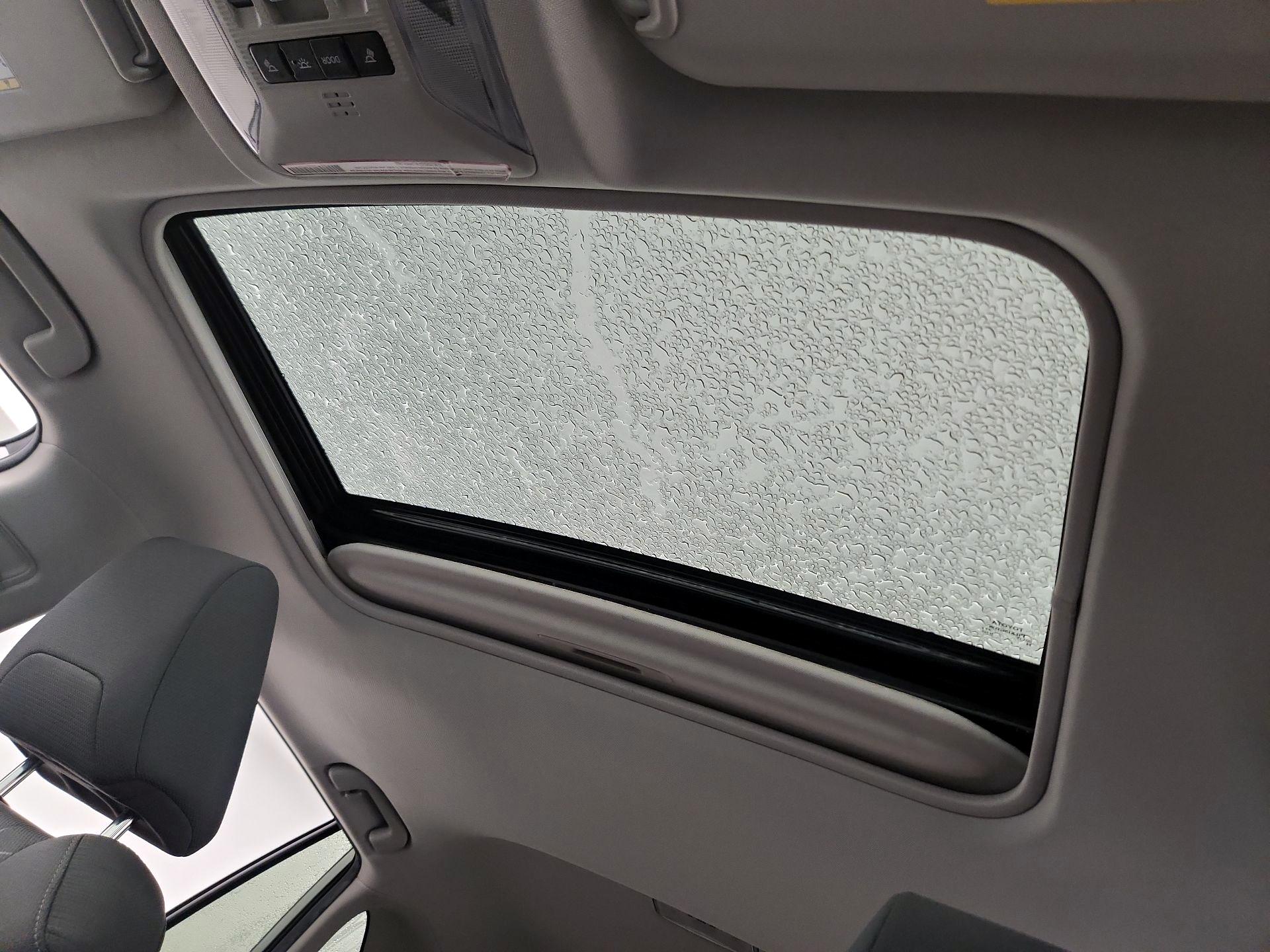 Thumbnail: 2021 Toyota RAV4 - 17