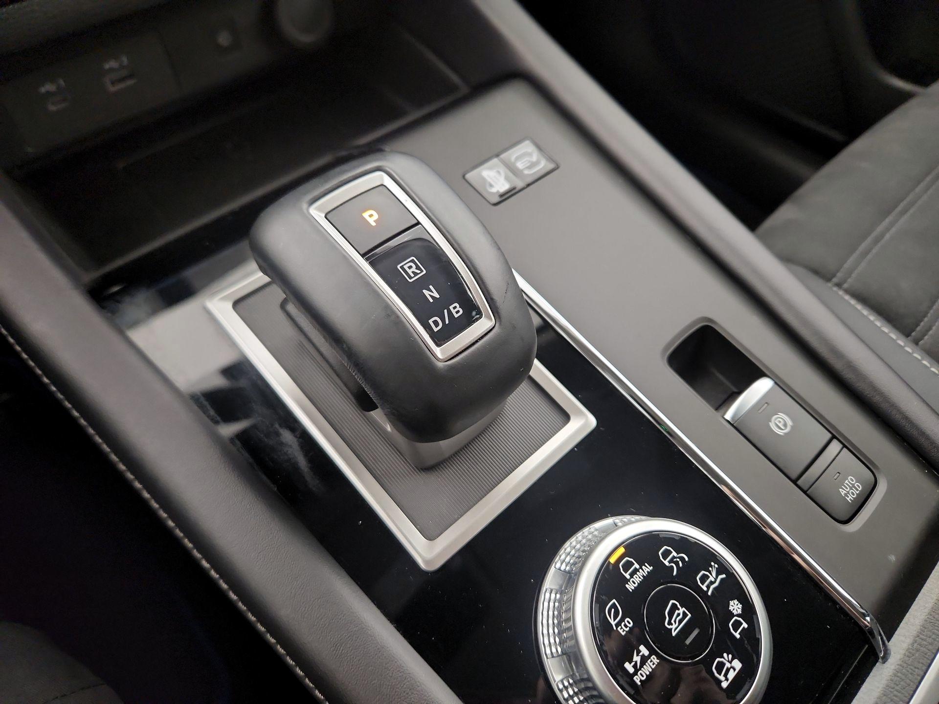 Thumbnail: 2023 Mitsubishi Outlander - 16