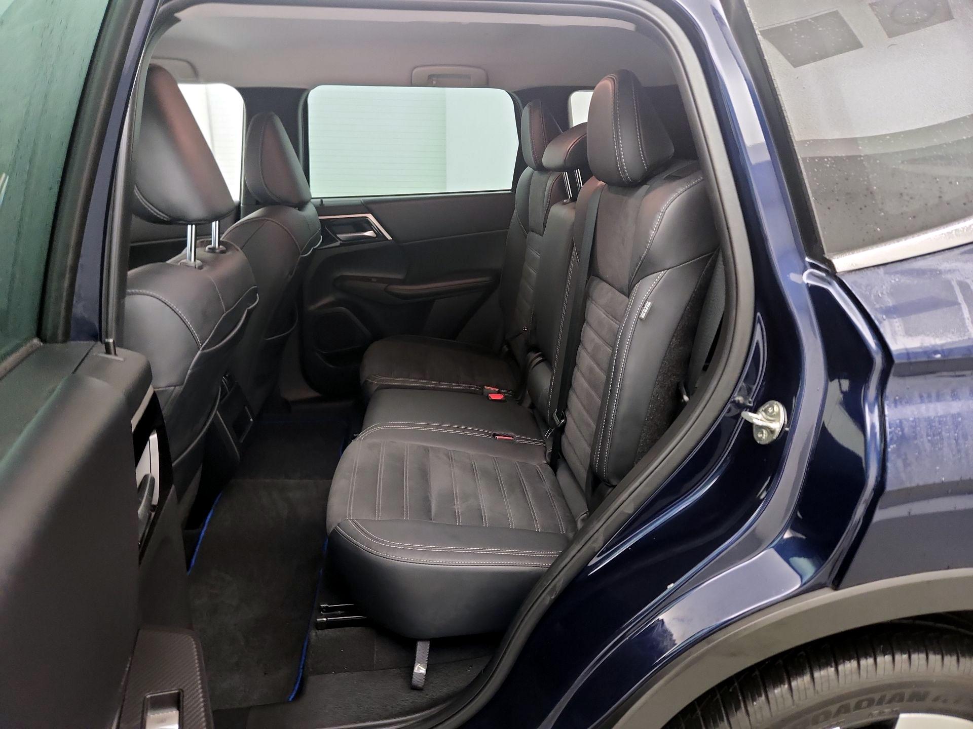 Thumbnail: 2023 Mitsubishi Outlander - 18