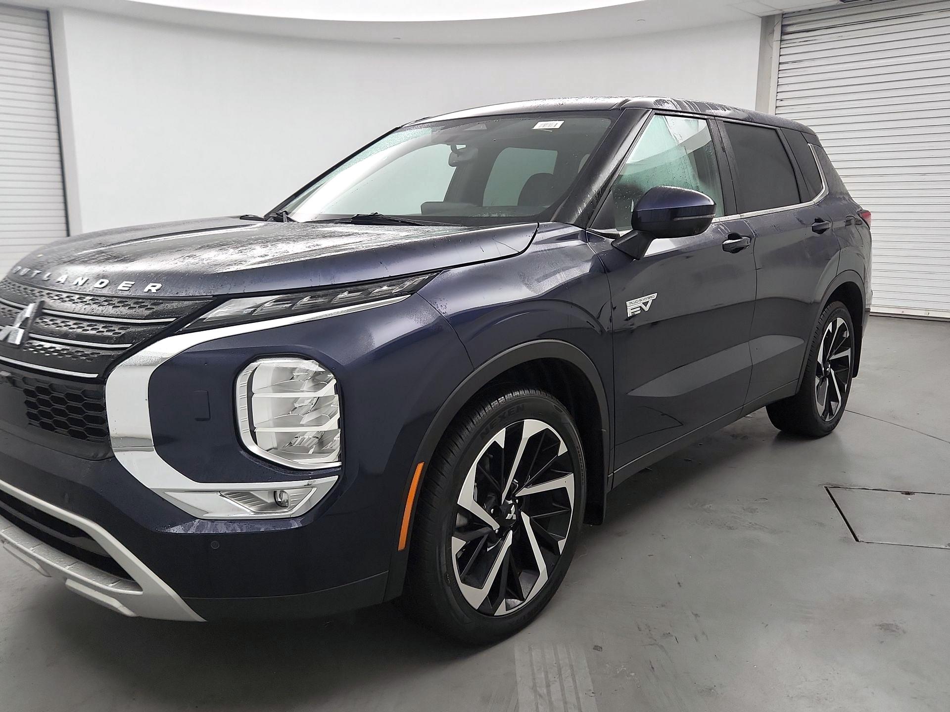 Thumbnail: 2023 Mitsubishi Outlander - 3