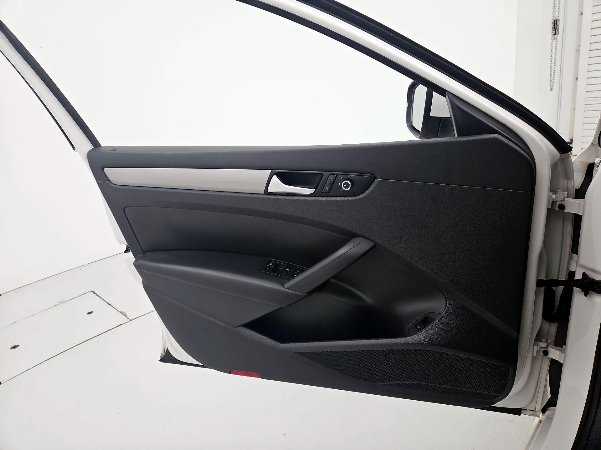 Thumbnail: 2015 Volkswagen Passat - 12