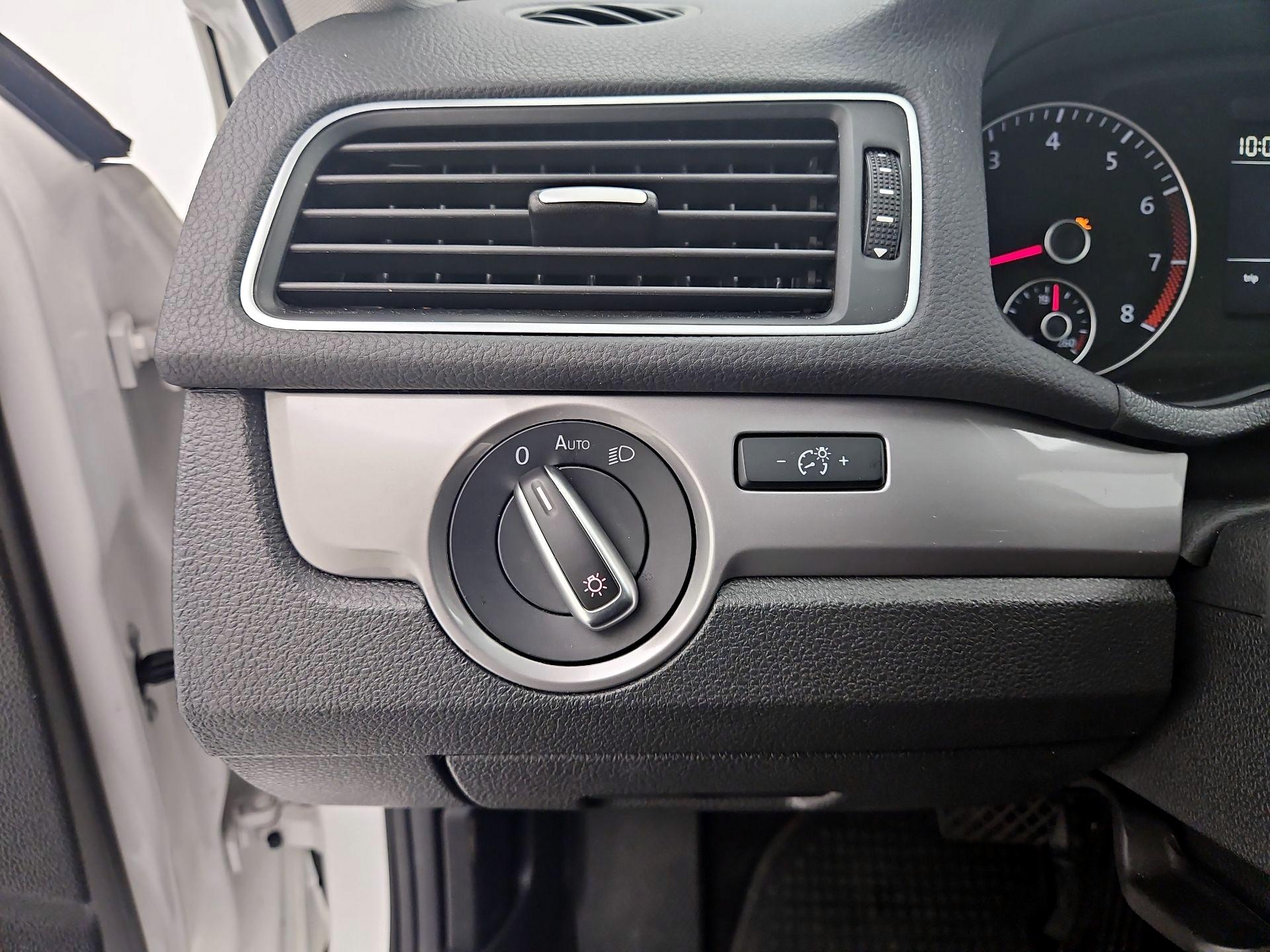 Thumbnail: 2015 Volkswagen Passat - 13