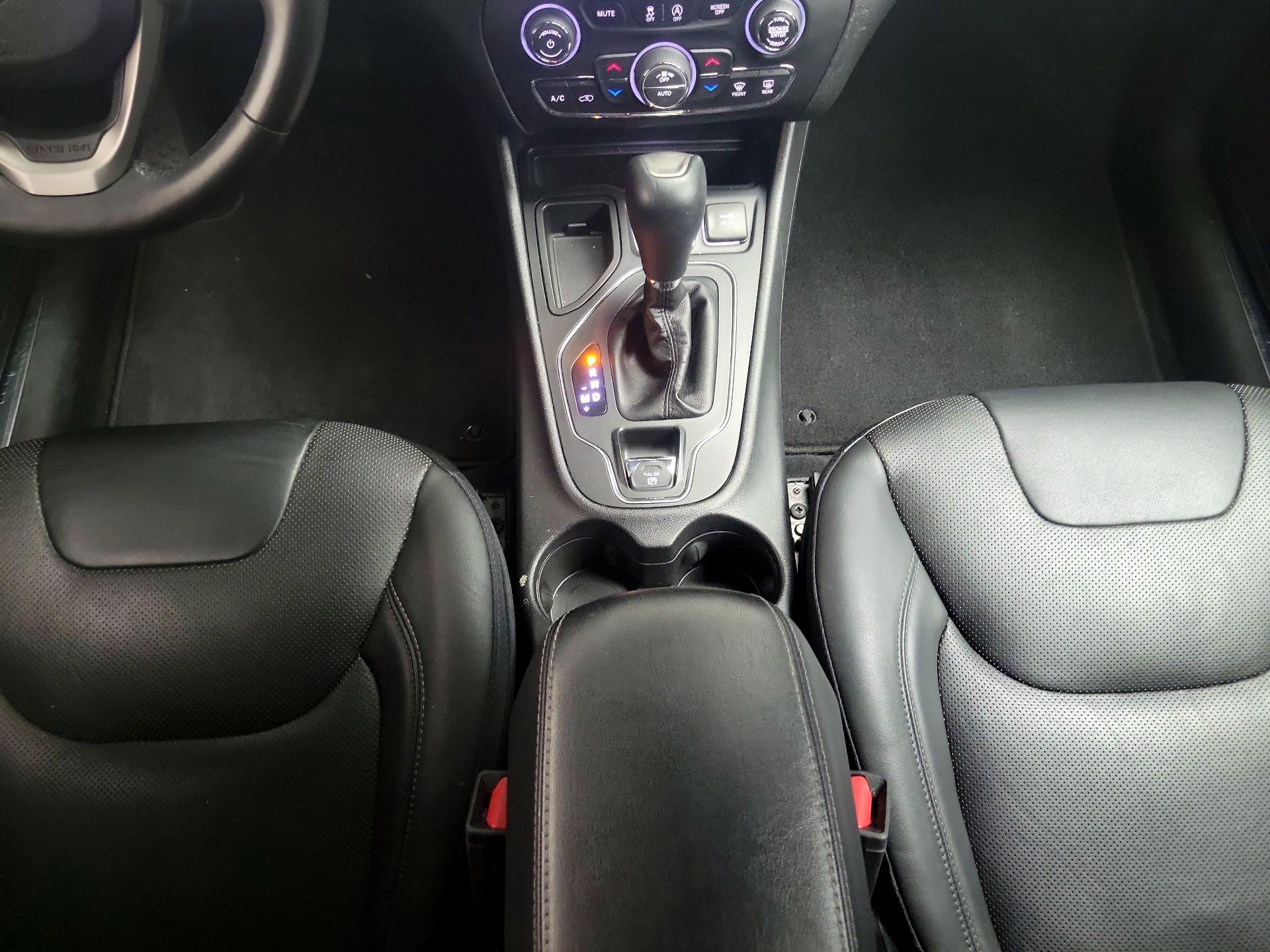 Thumbnail: 2019 Jeep Cherokee - 18
