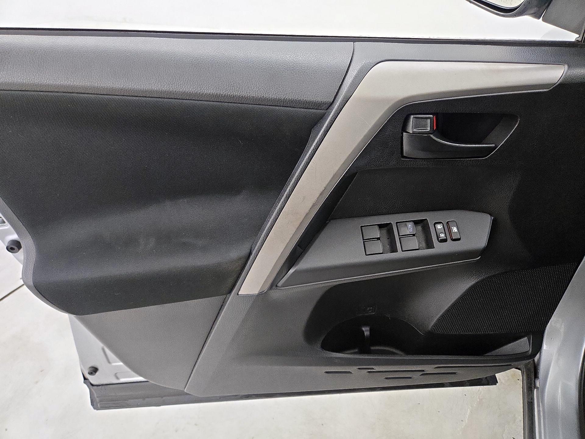 Thumbnail: 2016 Toyota RAV4 - 12