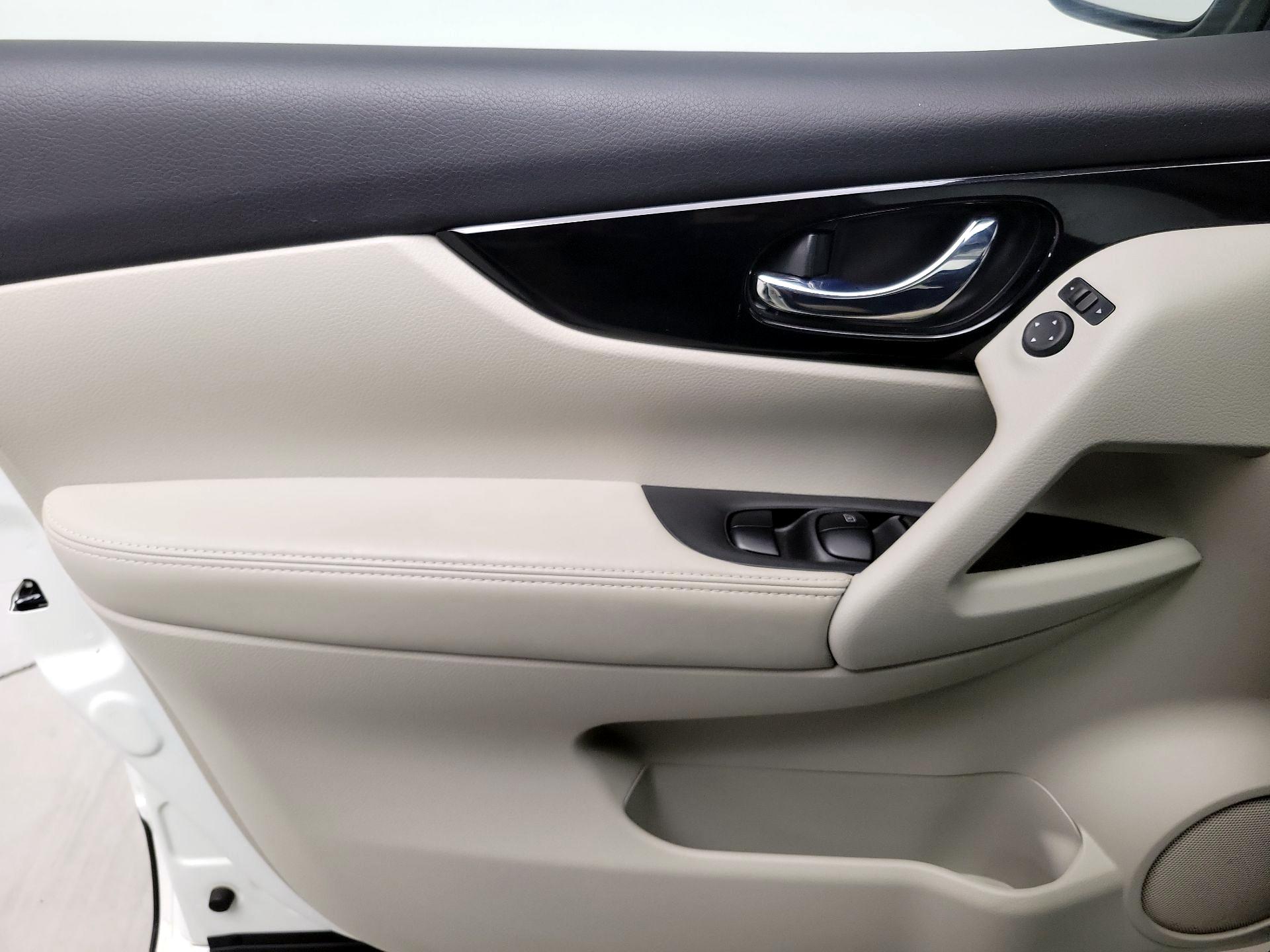 Thumbnail: 2021 Nissan Rogue Sport - 12