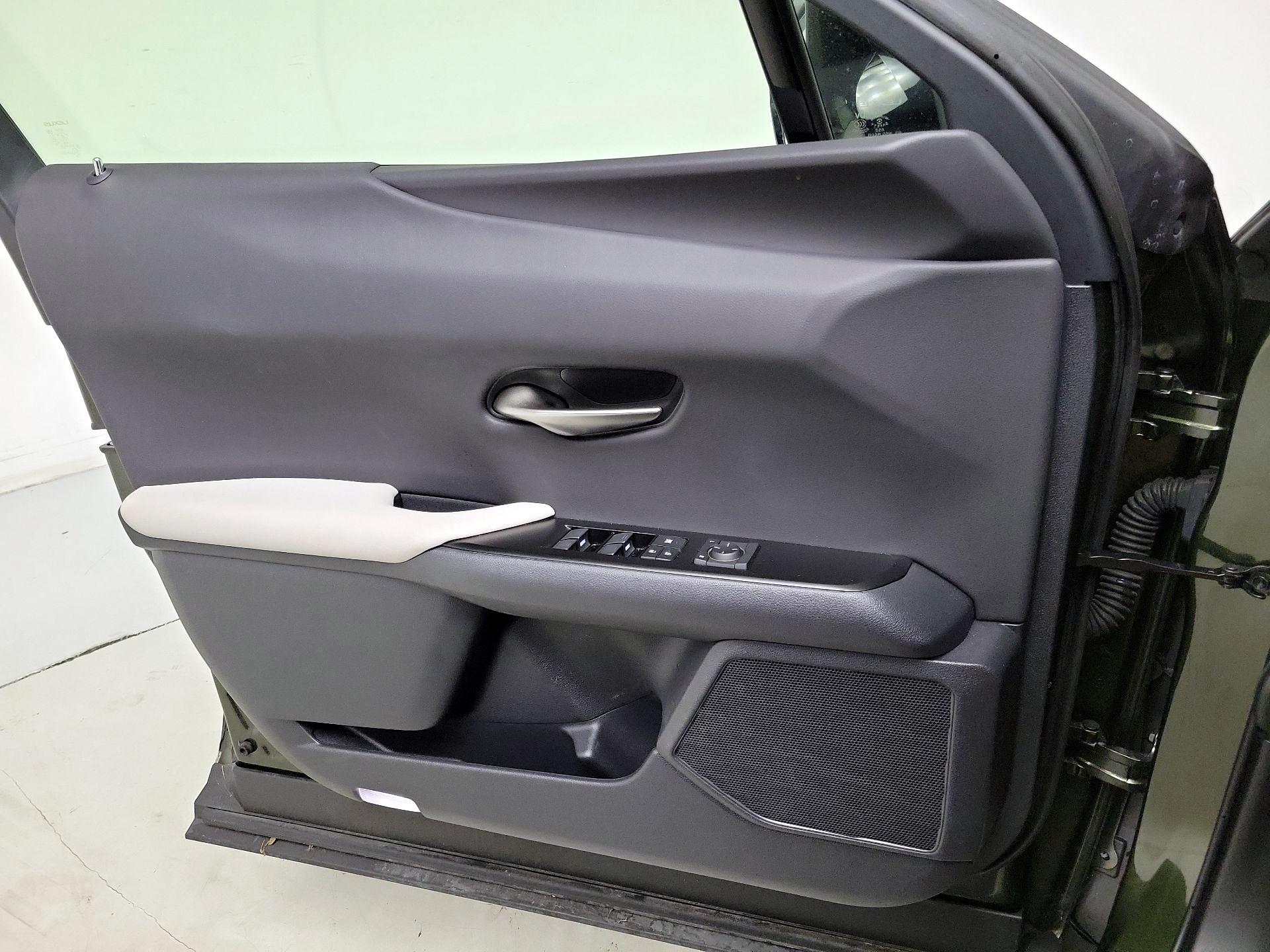 Thumbnail: 2022 Lexus UX - 12