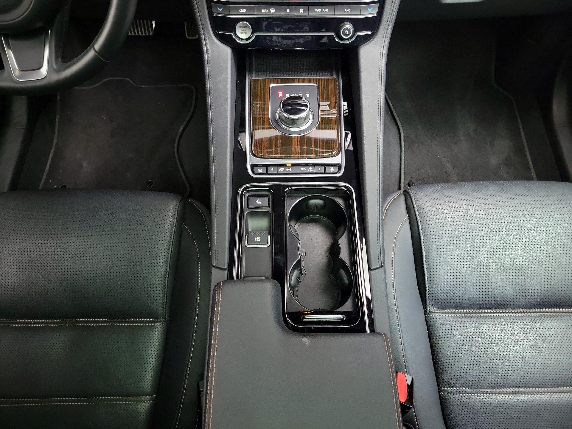 Thumbnail: 2019 Jaguar F-Pace - 18