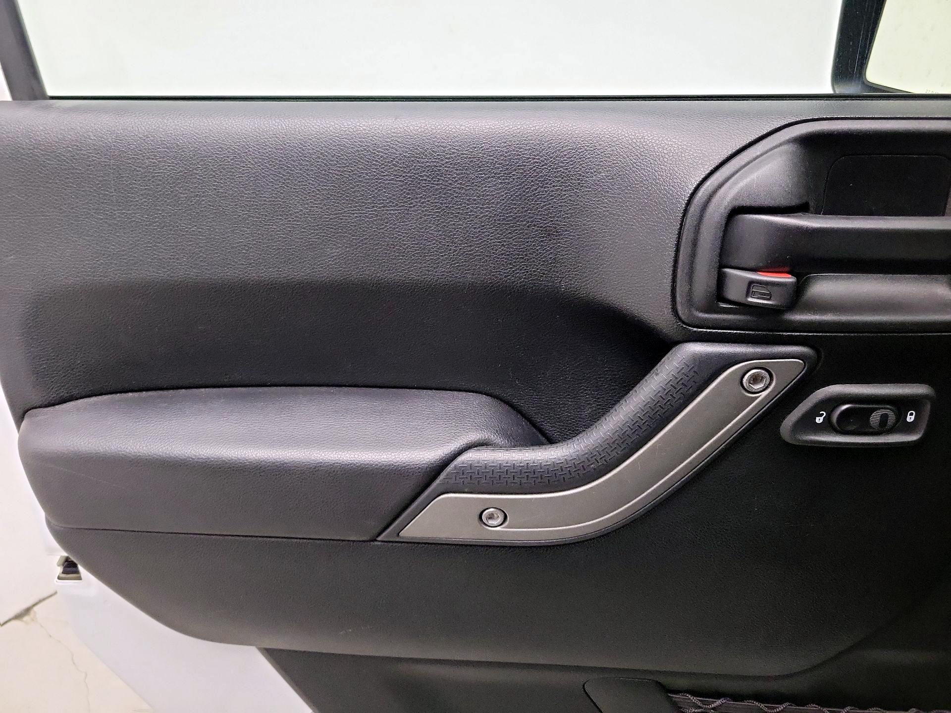 Thumbnail: 2018 Jeep Wrangler - 12