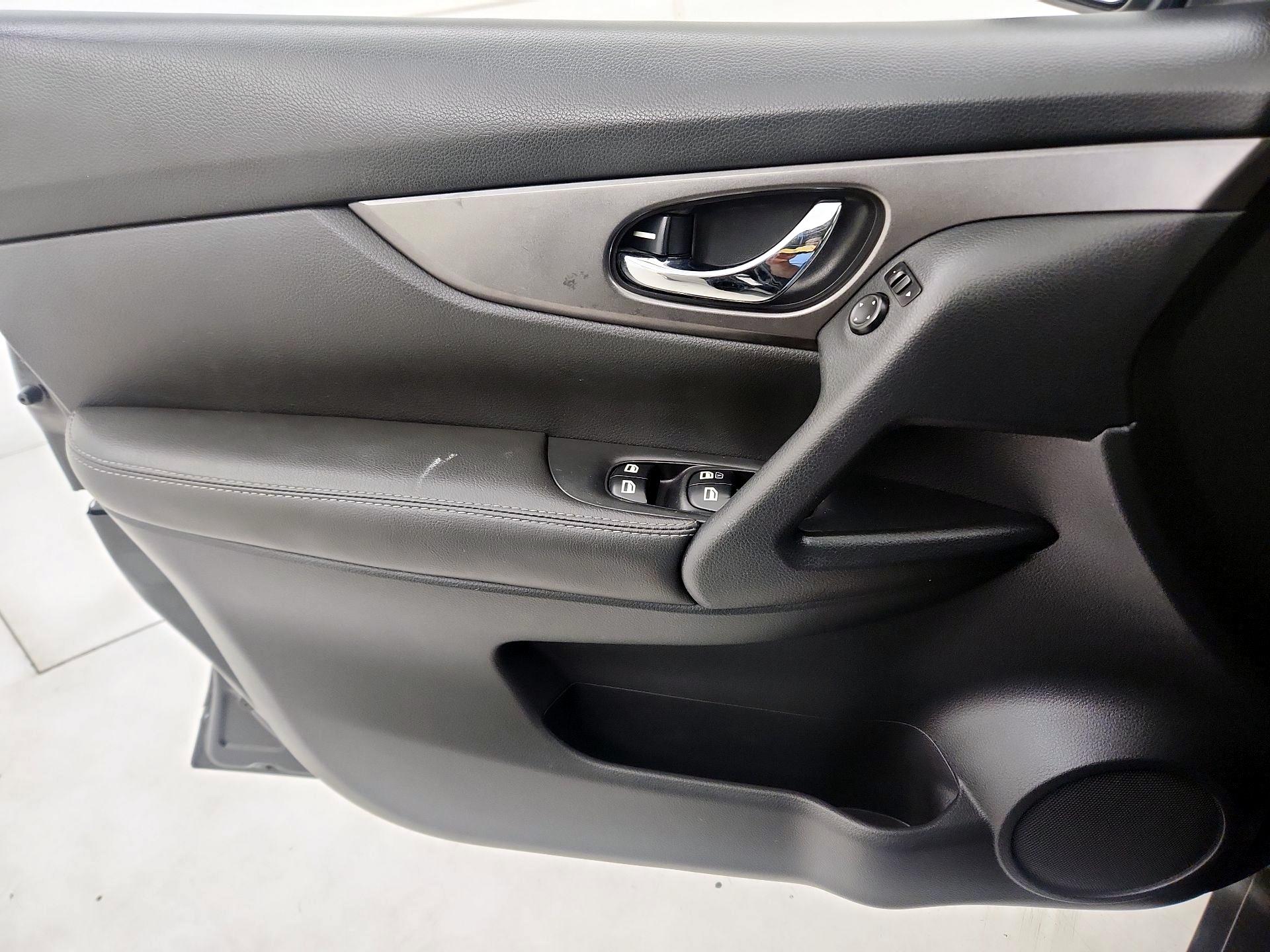 Thumbnail: 2015 Nissan Rogue - 12