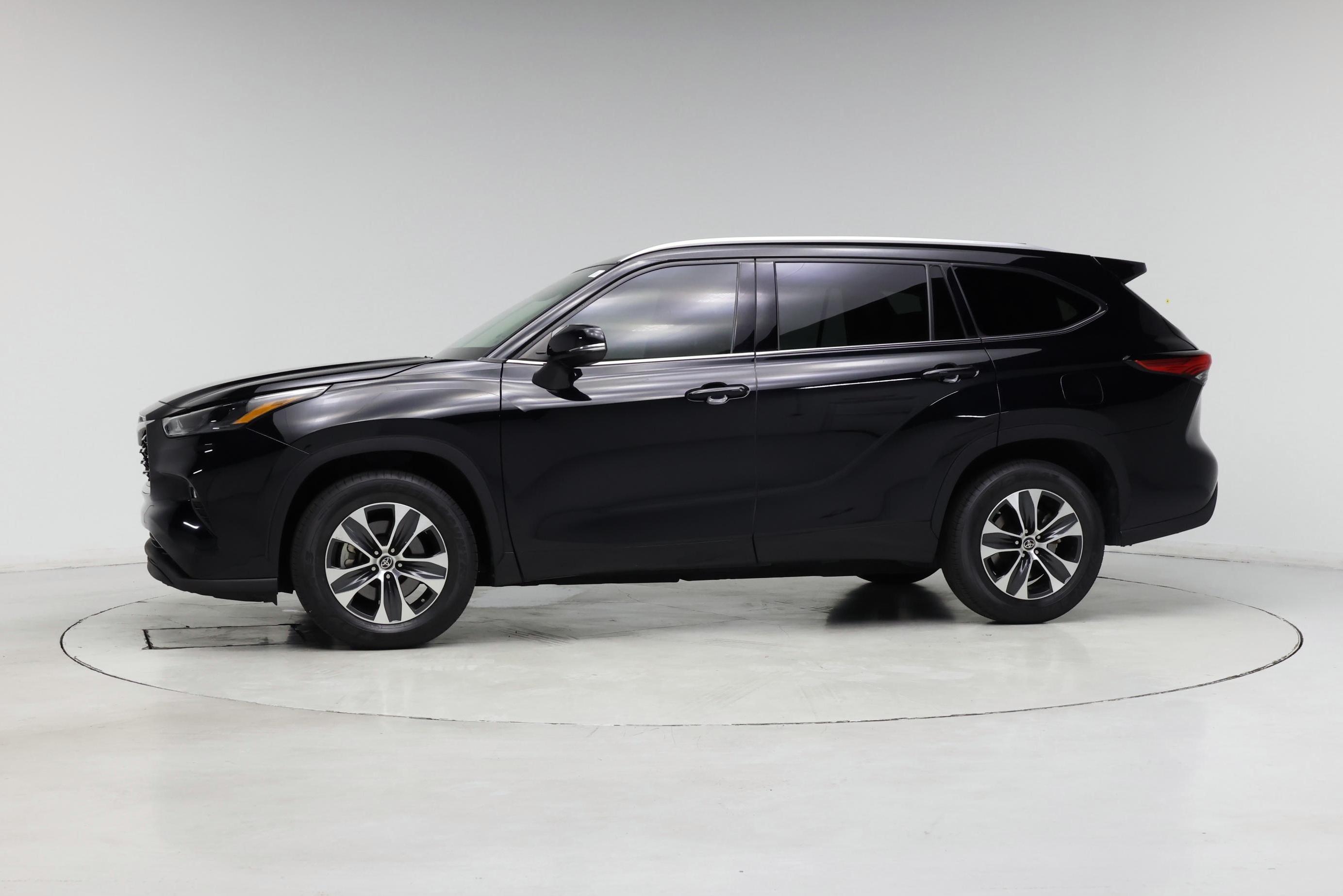Thumbnail: 2022 Toyota Highlander - 3