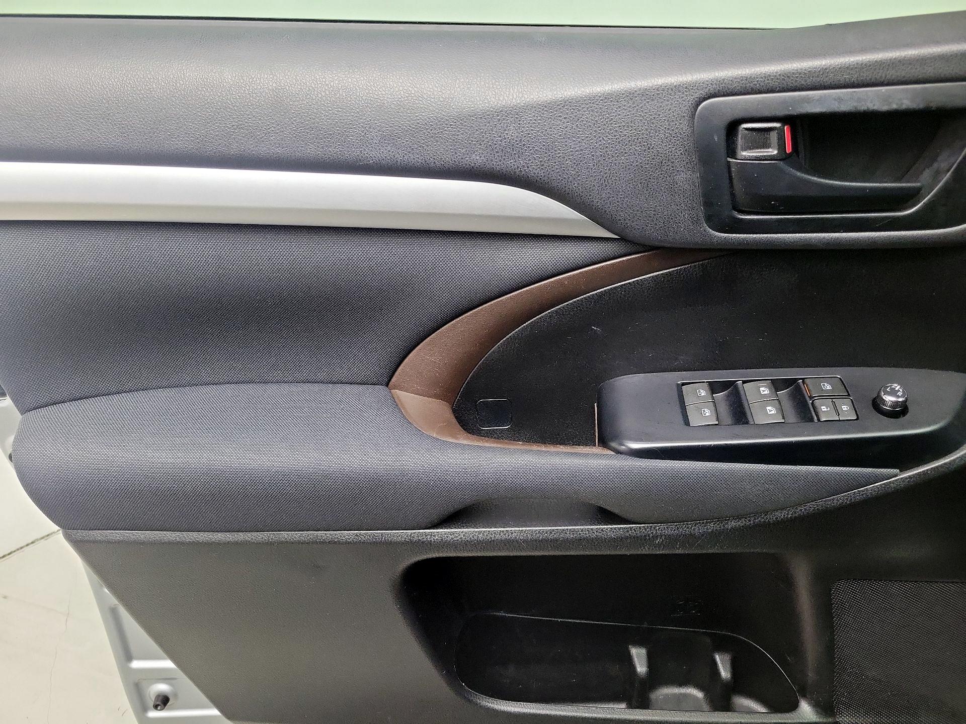 Thumbnail: 2019 Toyota Highlander - 12