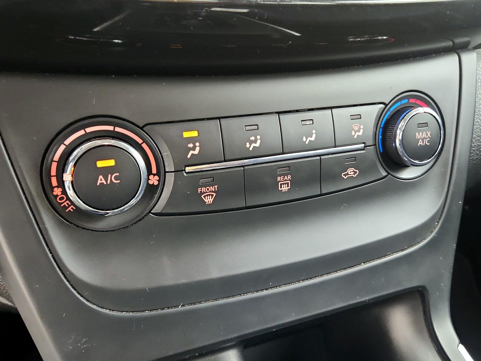 Thumbnail: 2016 Nissan Sentra - 16