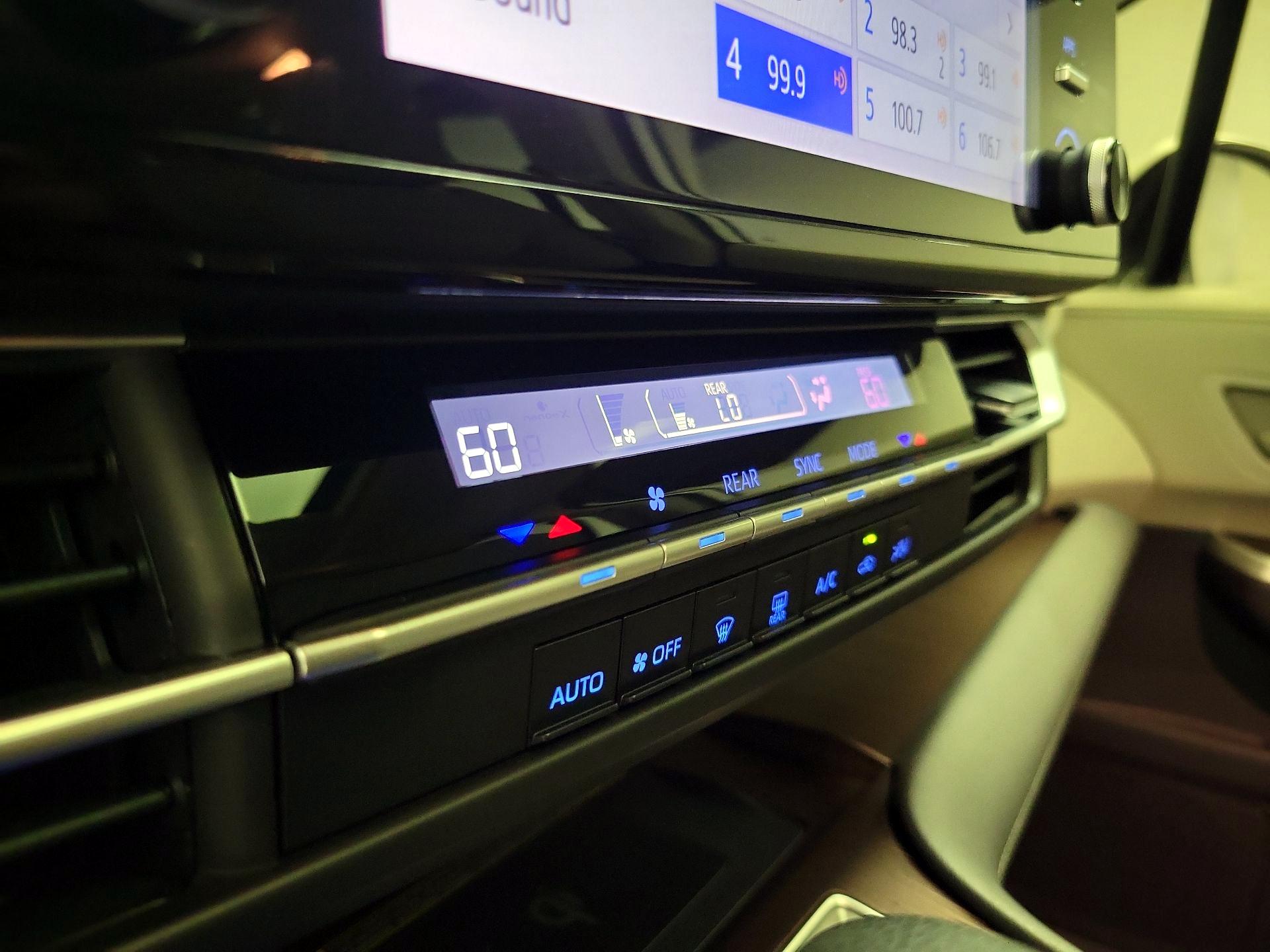 Thumbnail: 2021 Toyota Sienna - 16