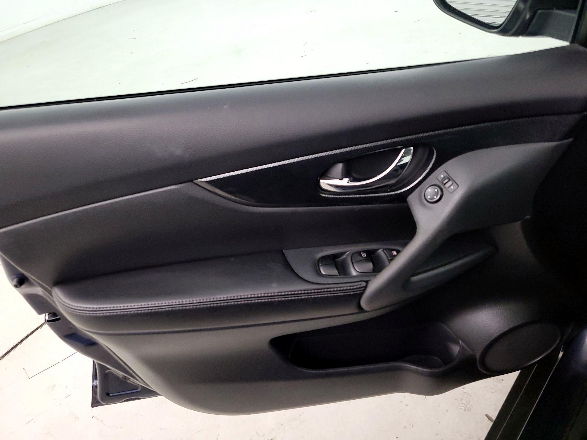 Thumbnail: 2016 Nissan Rogue - 12