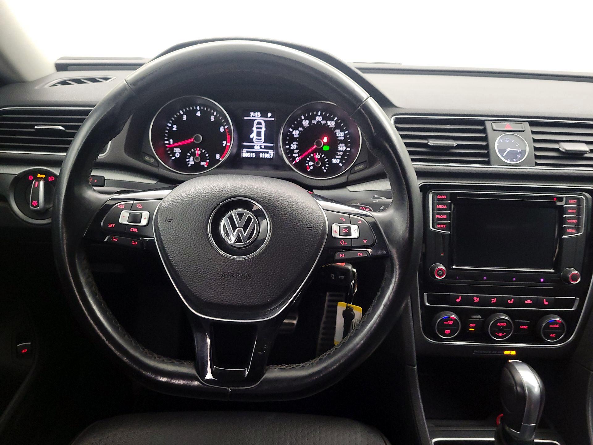 Thumbnail: 2017 Volkswagen Passat - 10