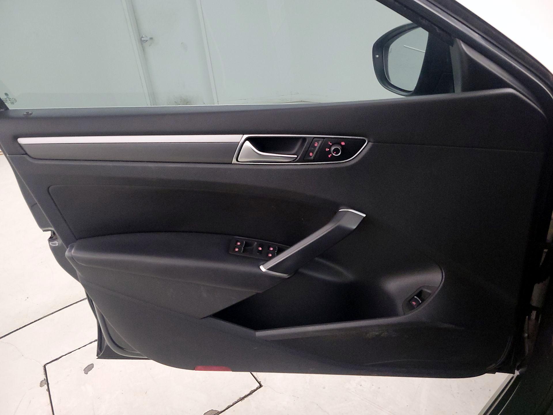 Thumbnail: 2017 Volkswagen Passat - 12