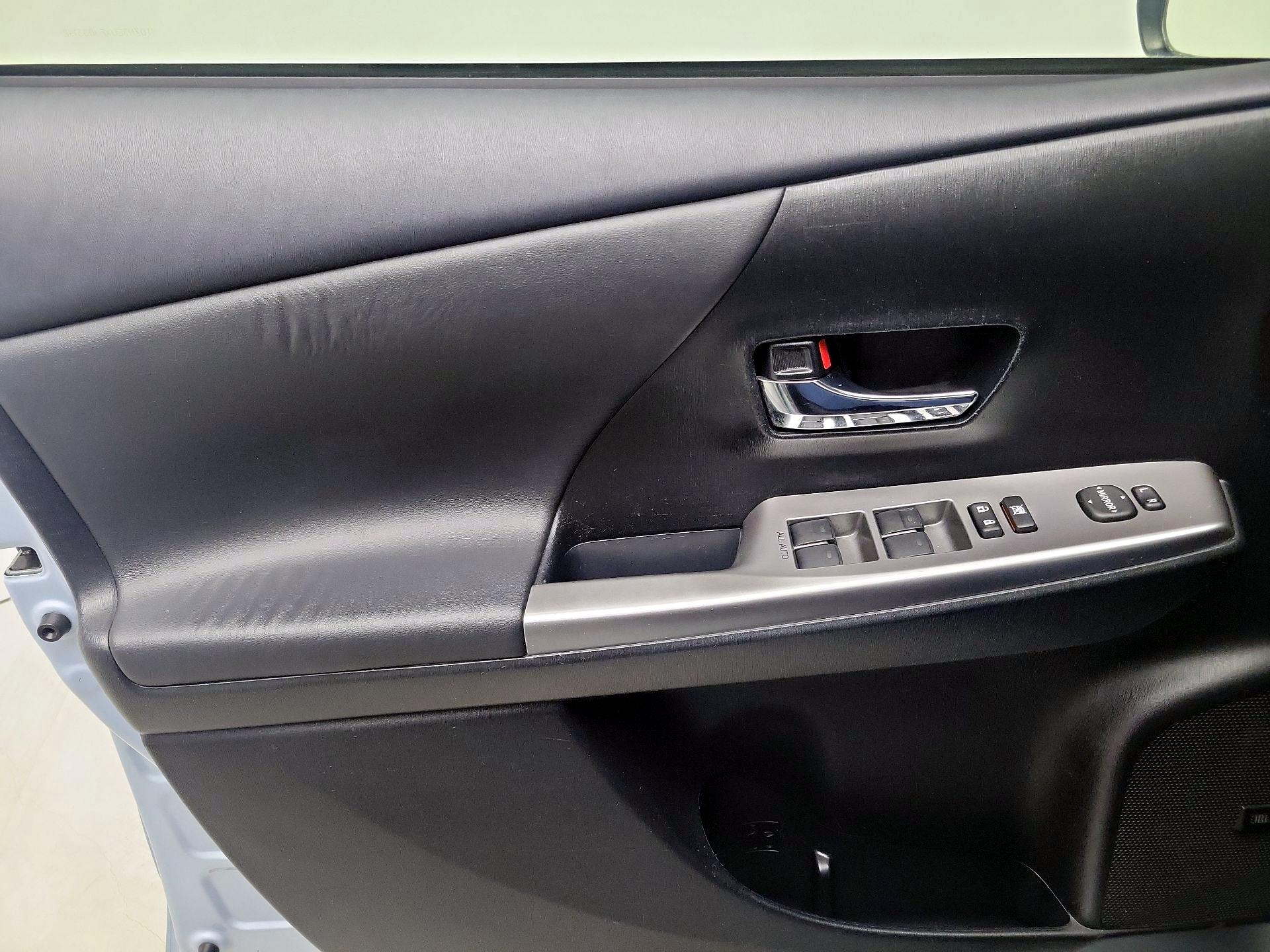 Thumbnail: 2015 Toyota Prius v - 12