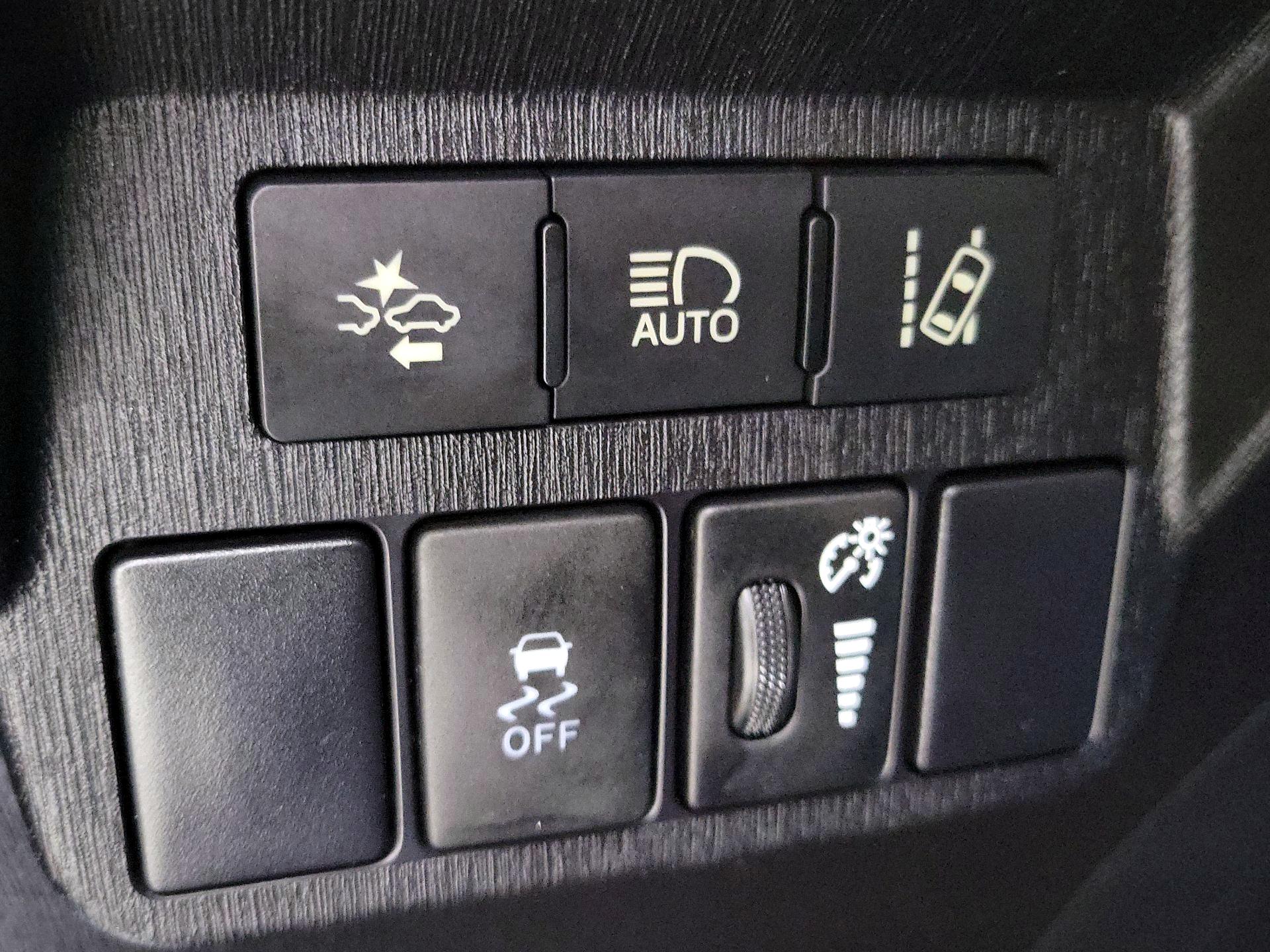Thumbnail: 2015 Toyota Prius v - 13