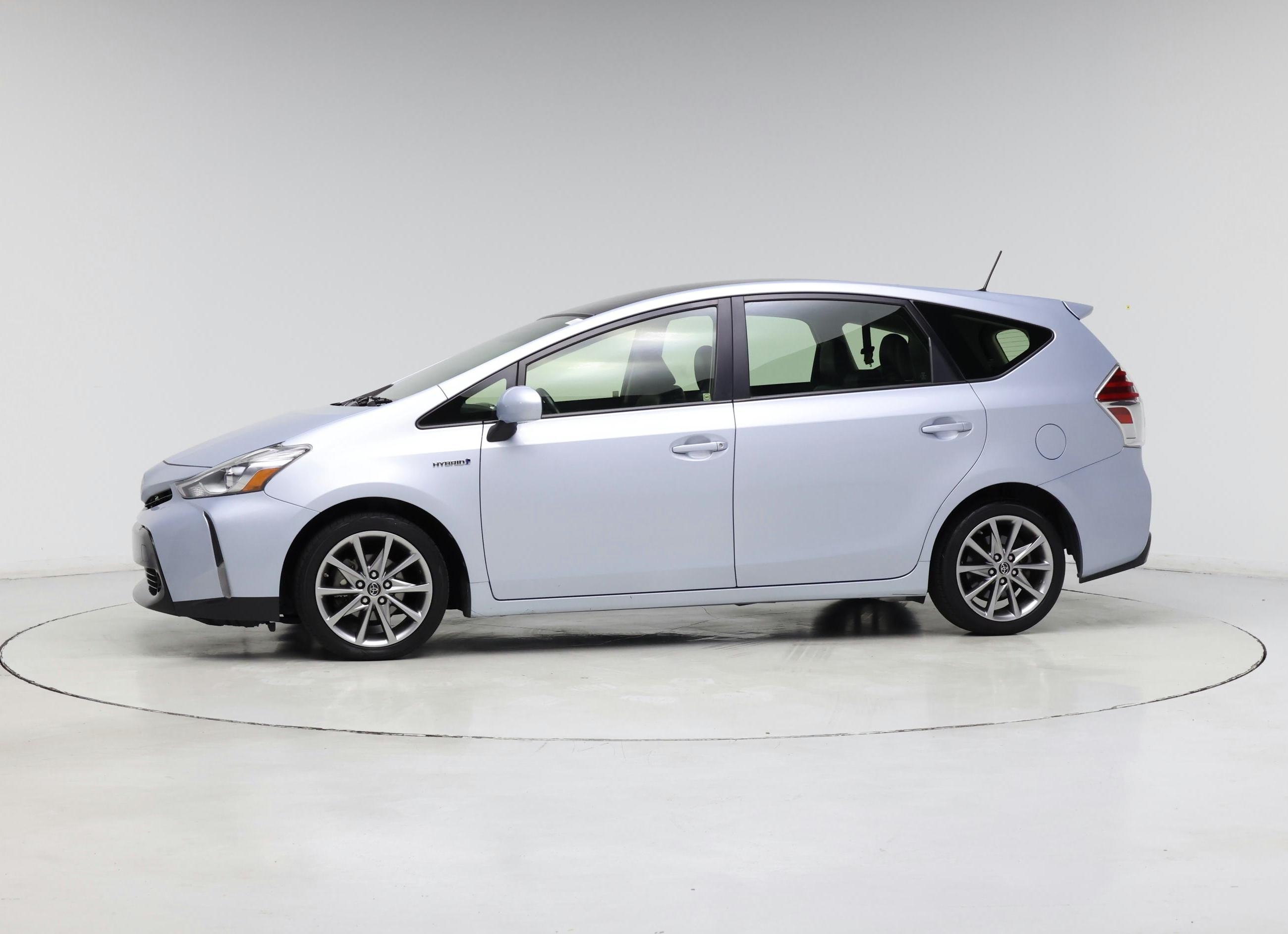 Thumbnail: 2015 Toyota Prius v - 3