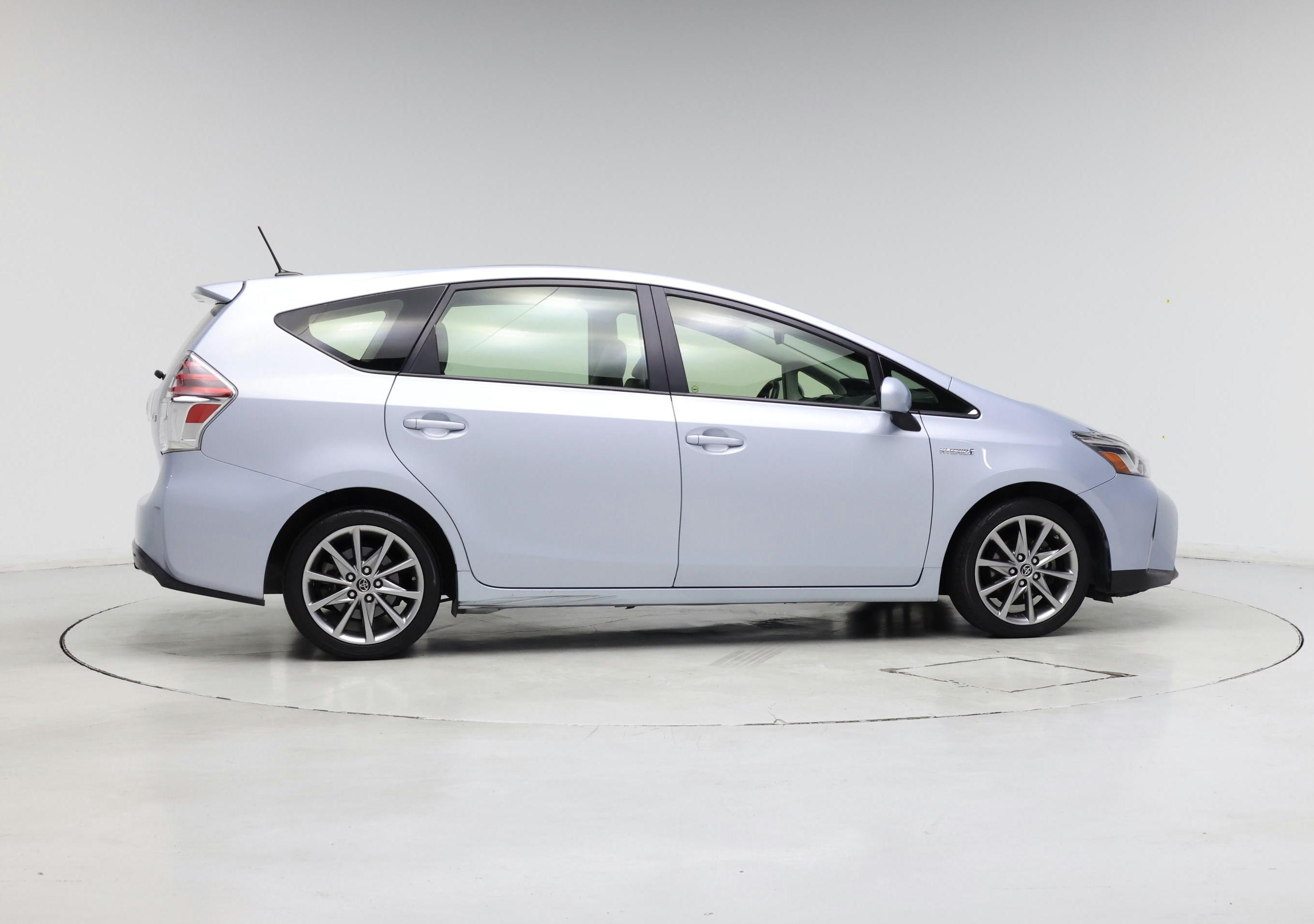 Thumbnail: 2015 Toyota Prius v - 7
