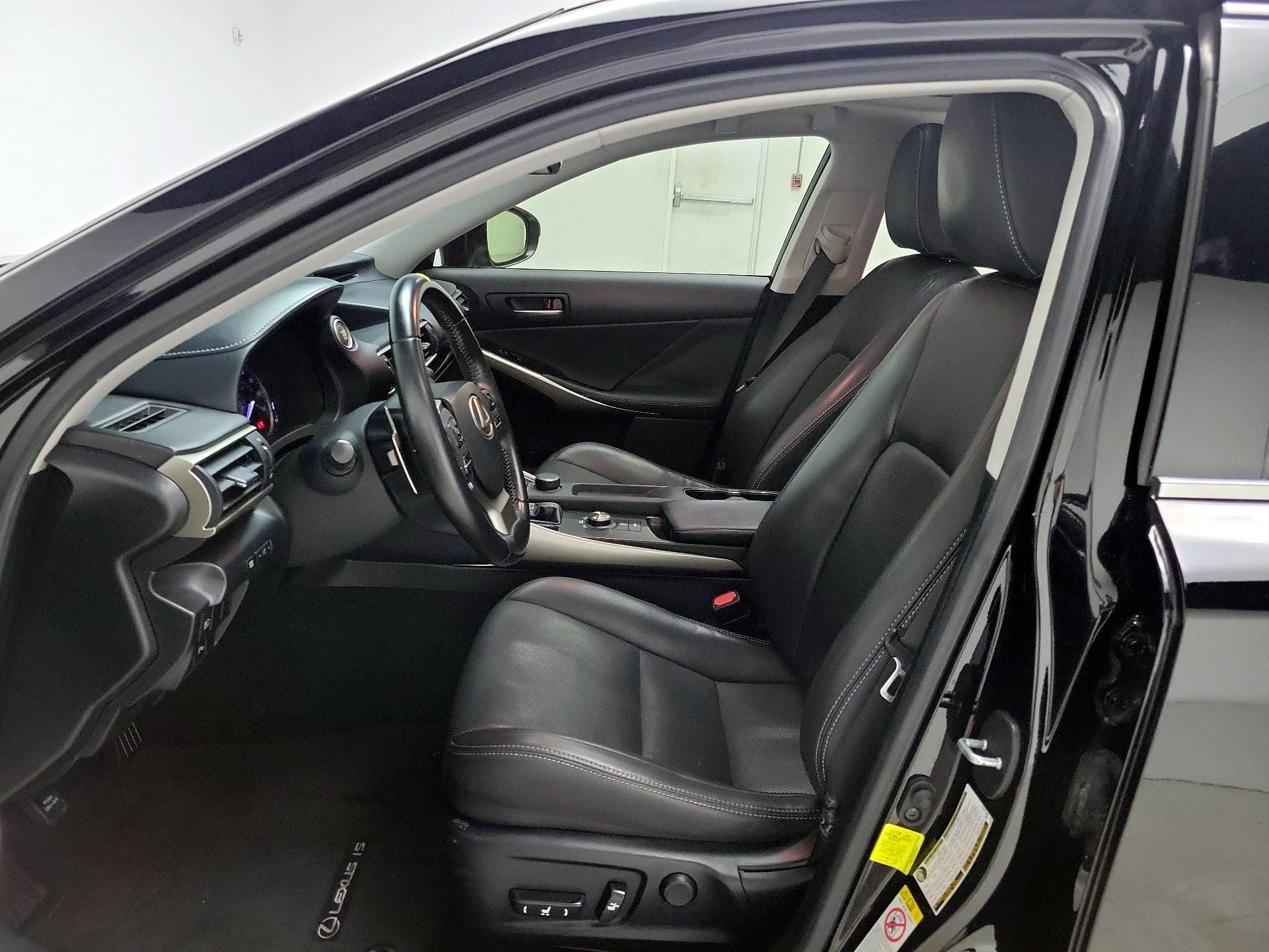 Thumbnail: 2018 Lexus IS - 11