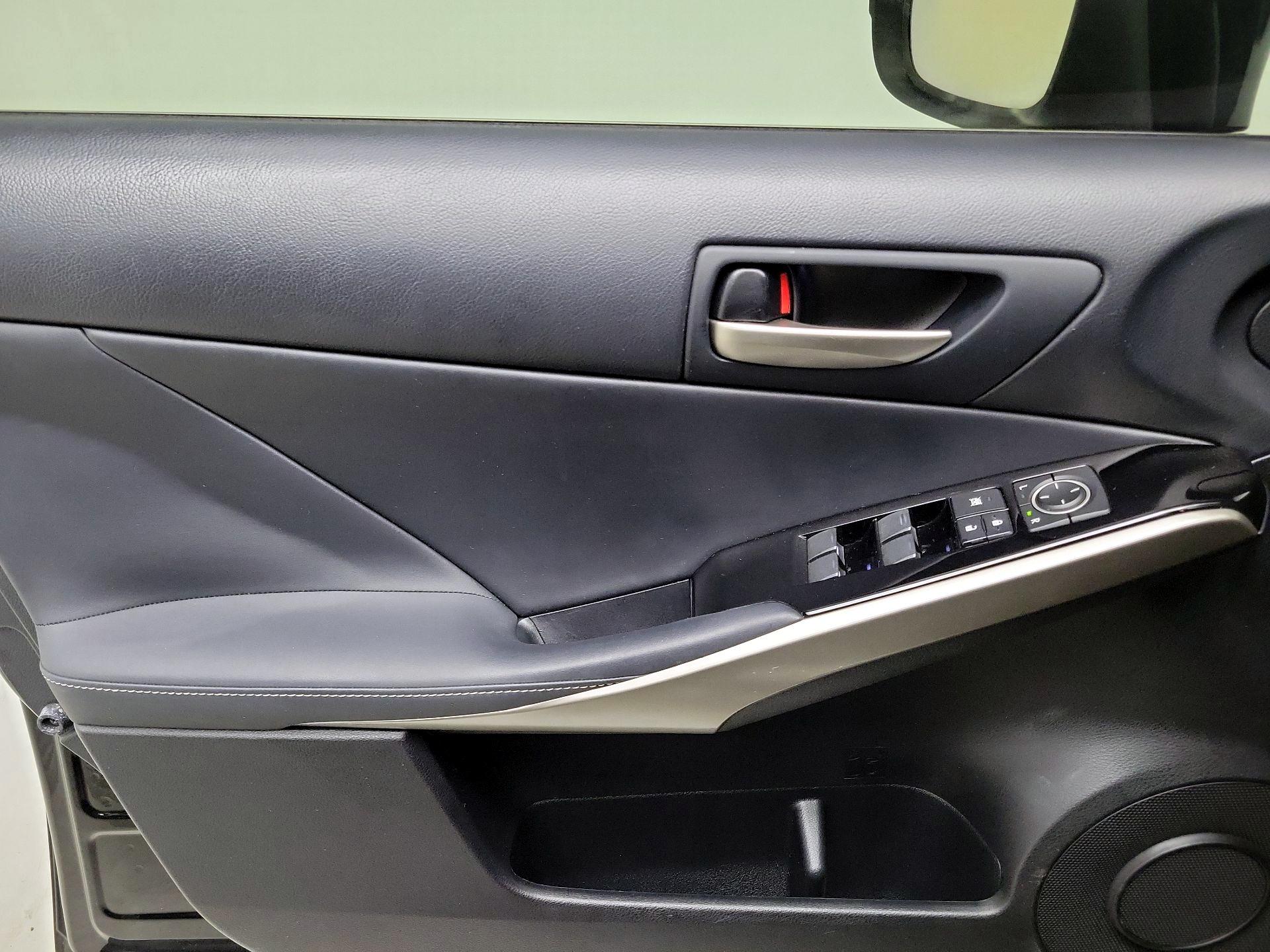 Thumbnail: 2018 Lexus IS - 12