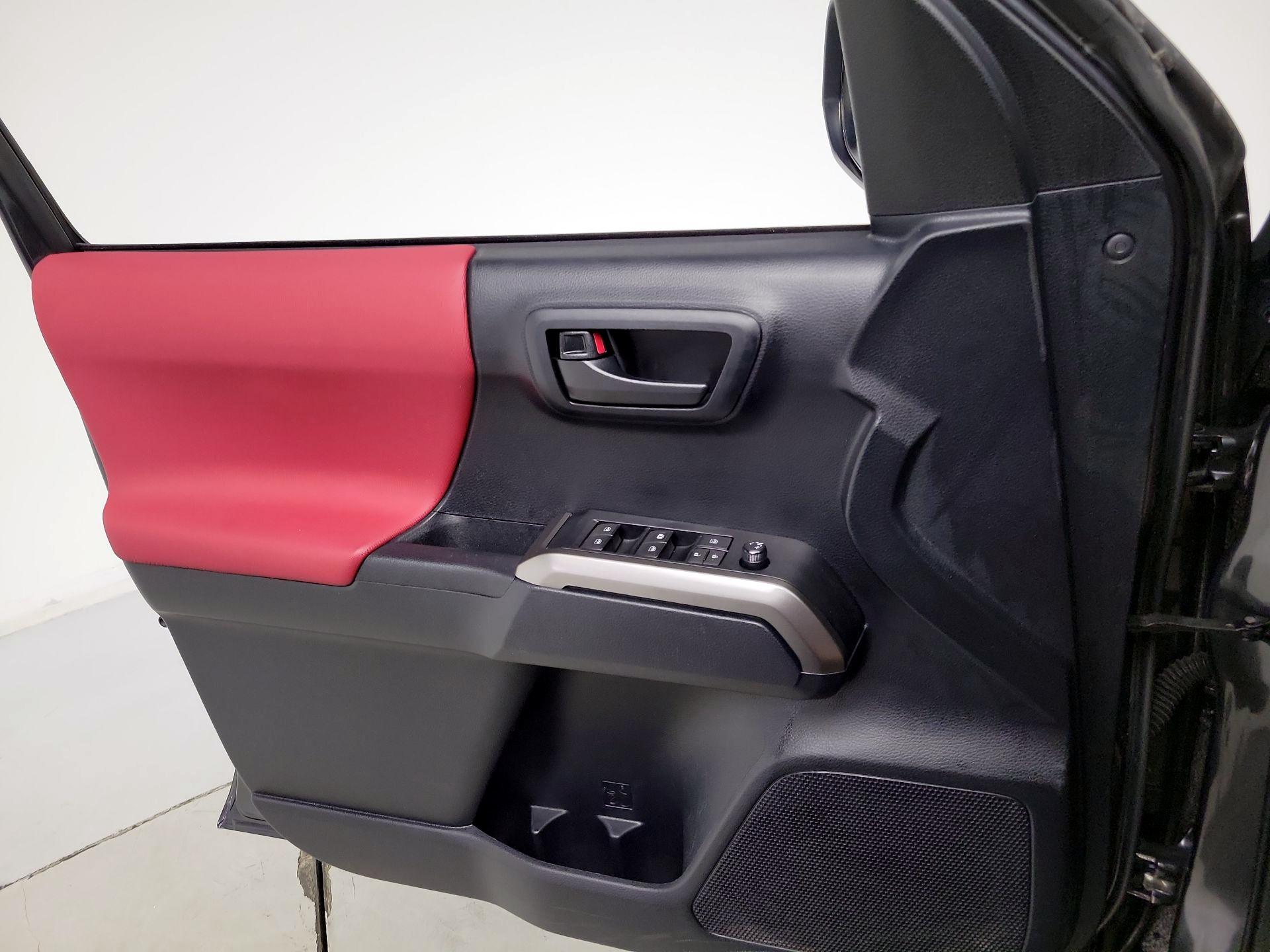 Thumbnail: 2019 Toyota Tacoma - 12