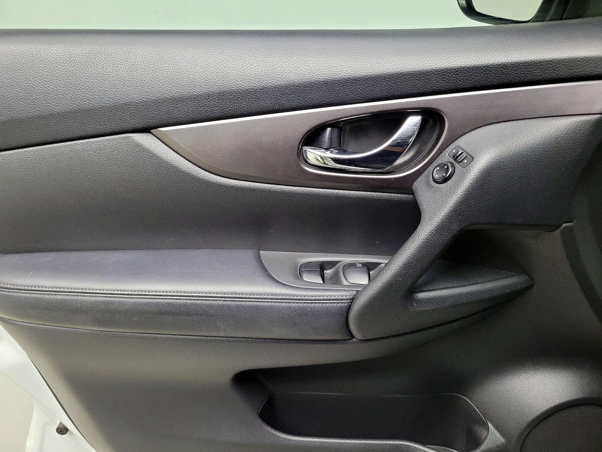 Thumbnail: 2016 Nissan Rogue - 12