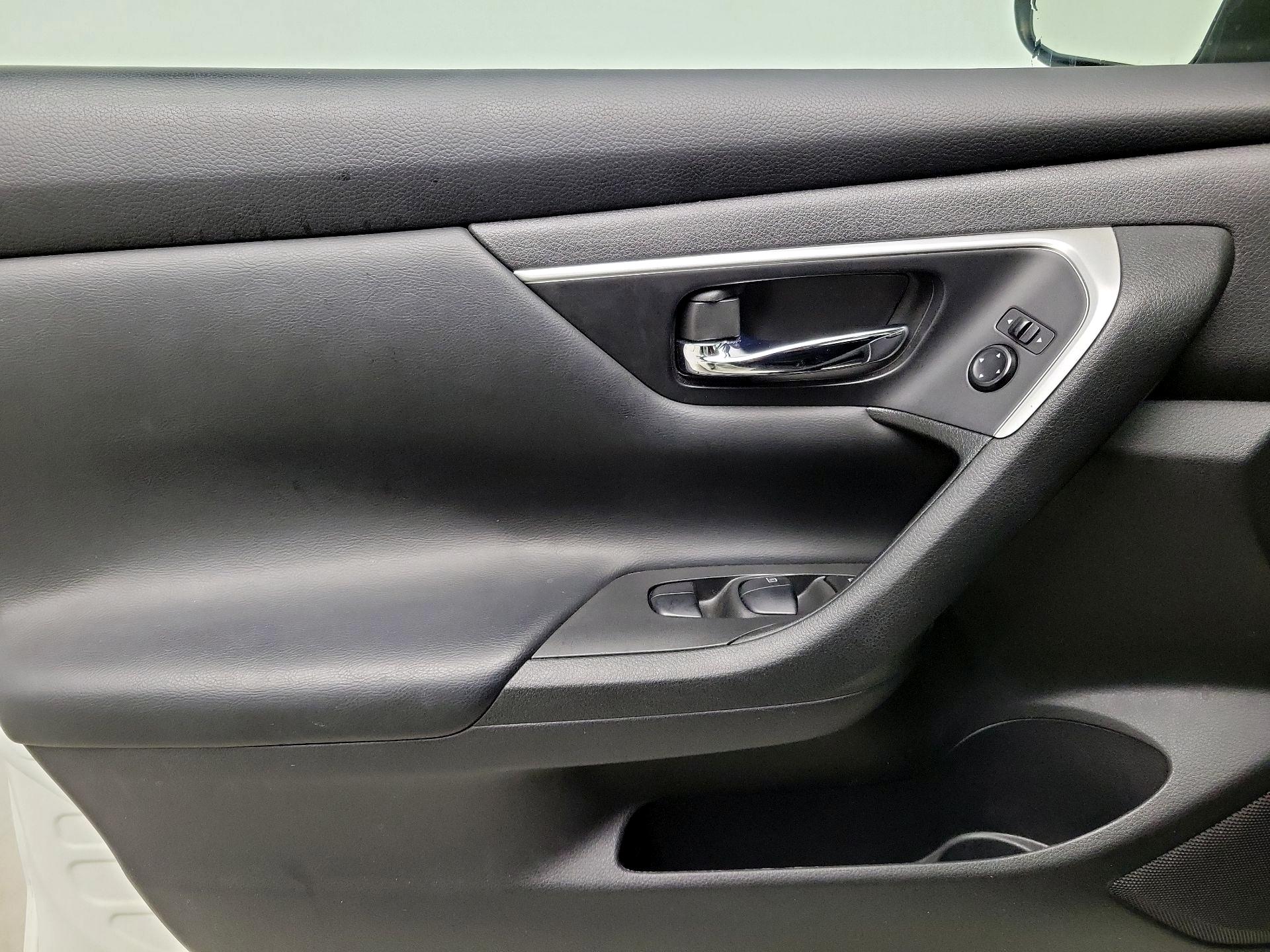 Thumbnail: 2016 Nissan Altima - 12