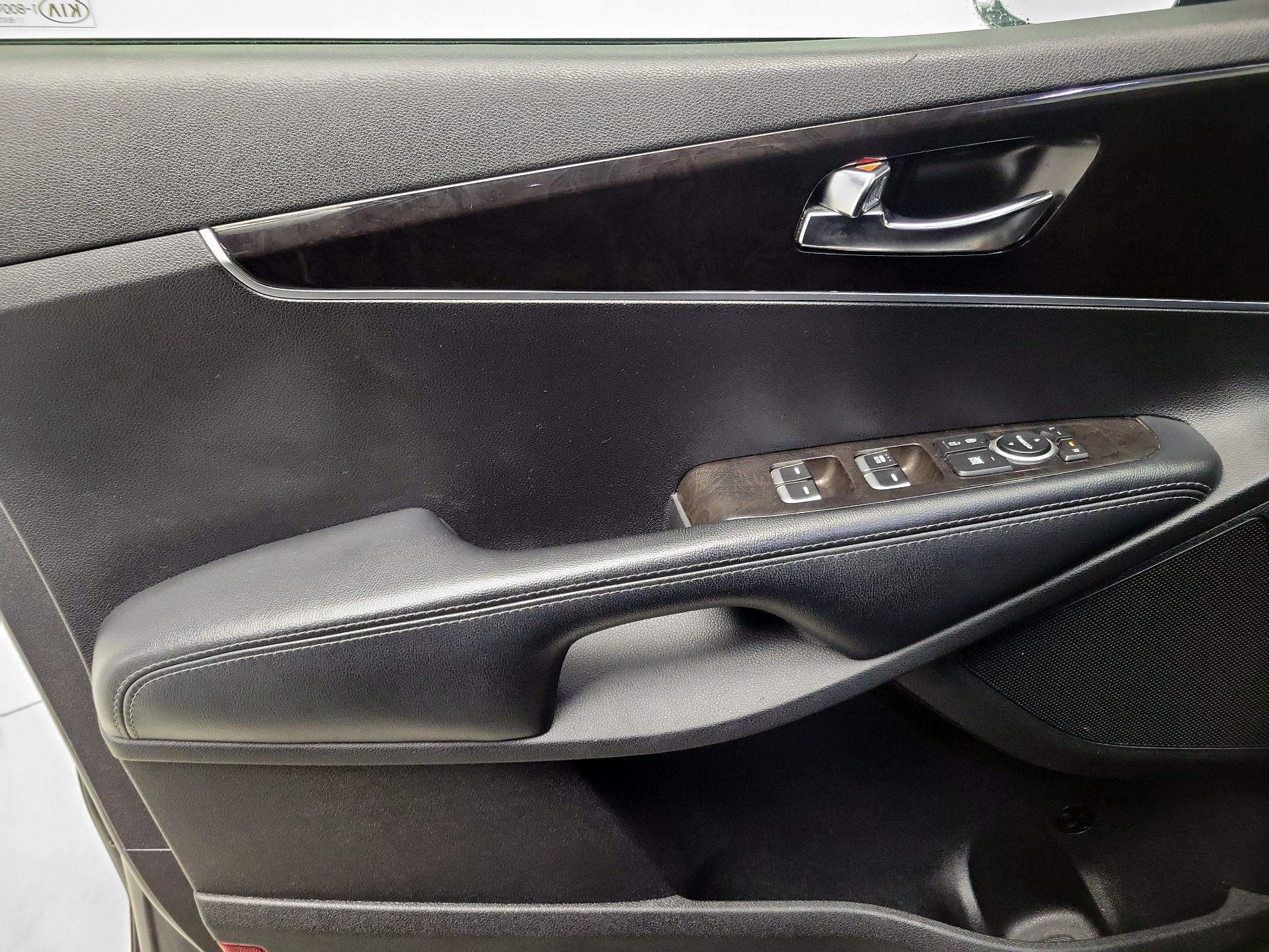 Thumbnail: 2017 Kia Sorento - 12