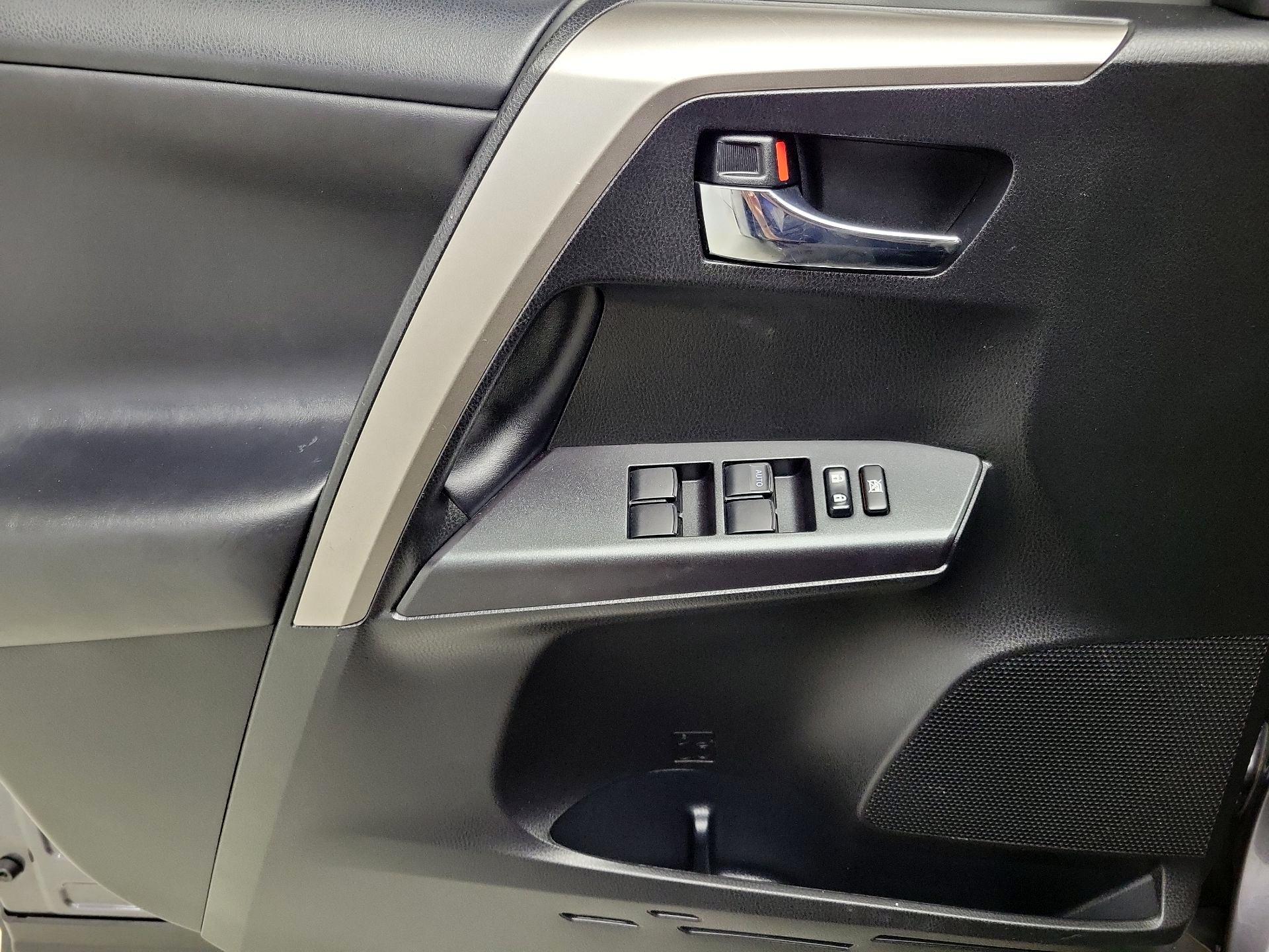 Thumbnail: 2018 Toyota RAV4 - 12