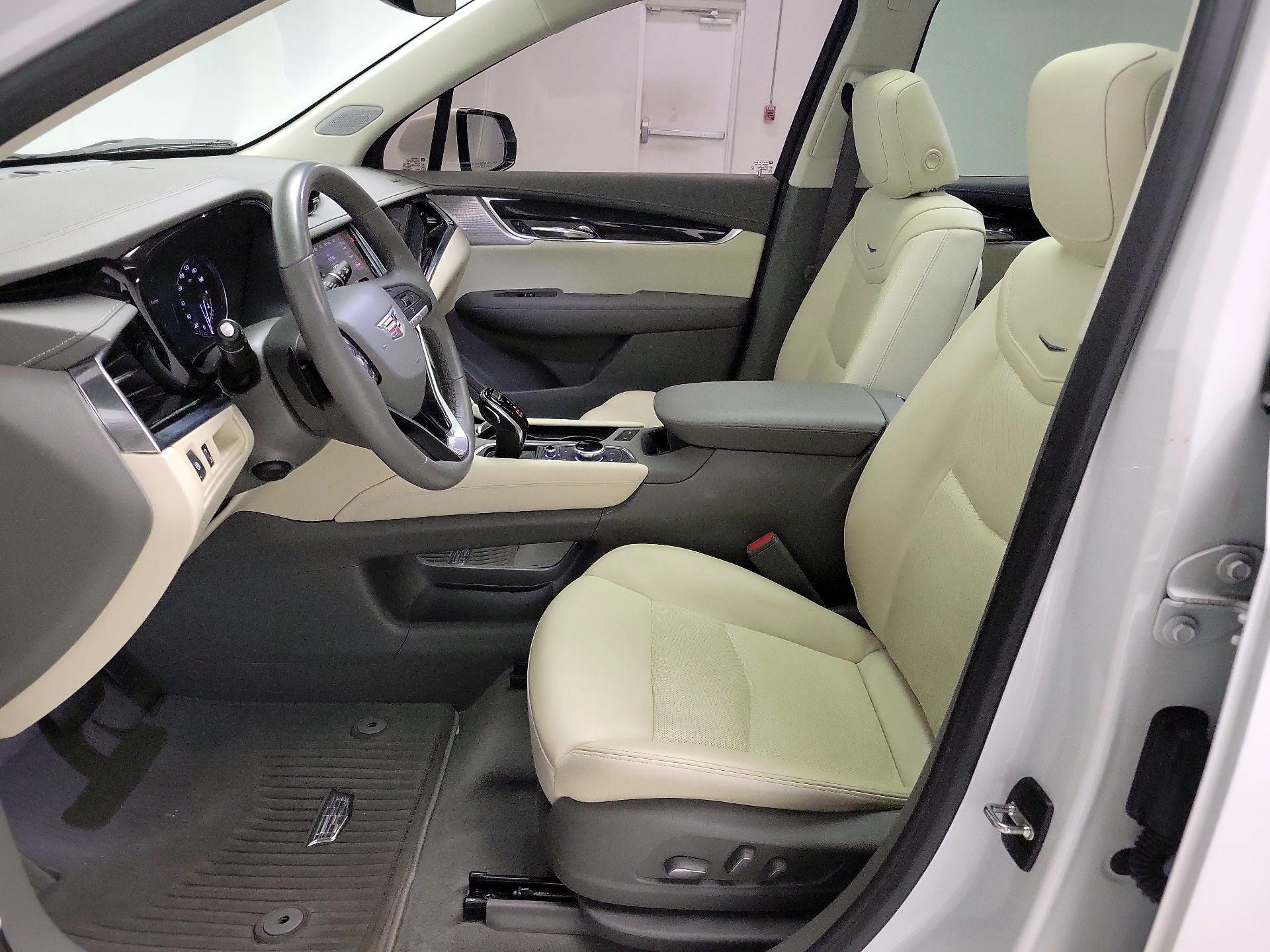 Thumbnail: 2023 Cadillac XT6 - 11