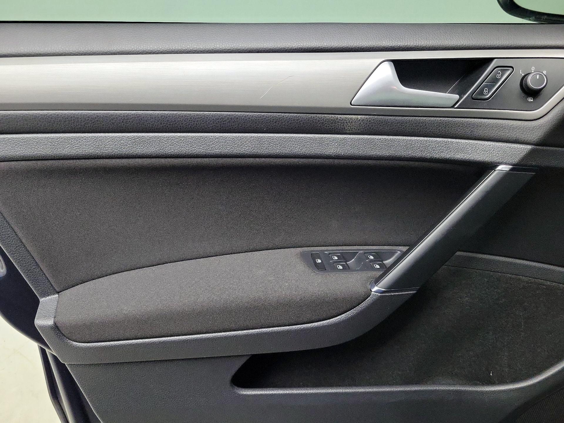 Thumbnail: 2016 Volkswagen Golf - 12