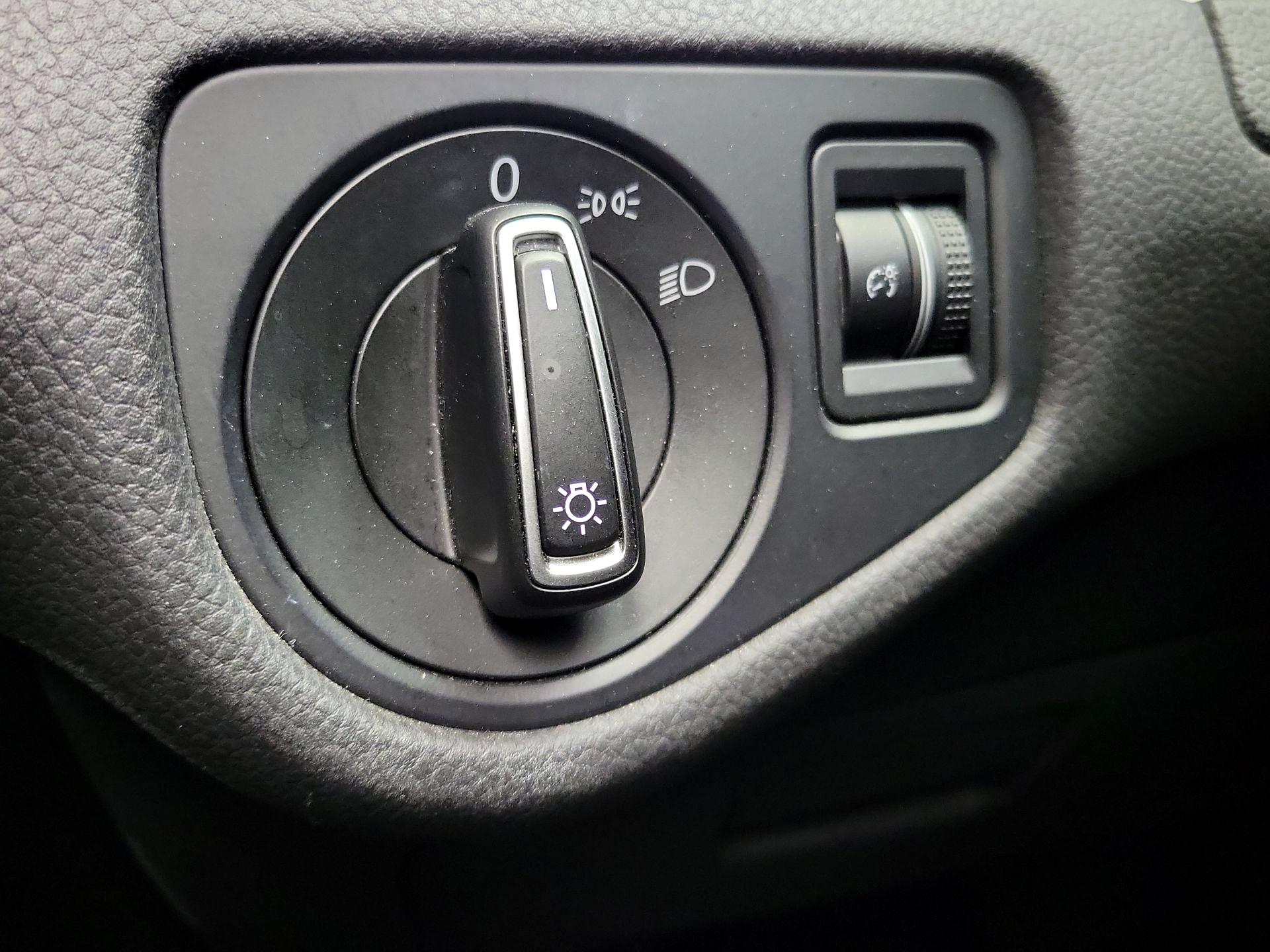 Thumbnail: 2016 Volkswagen Golf - 13